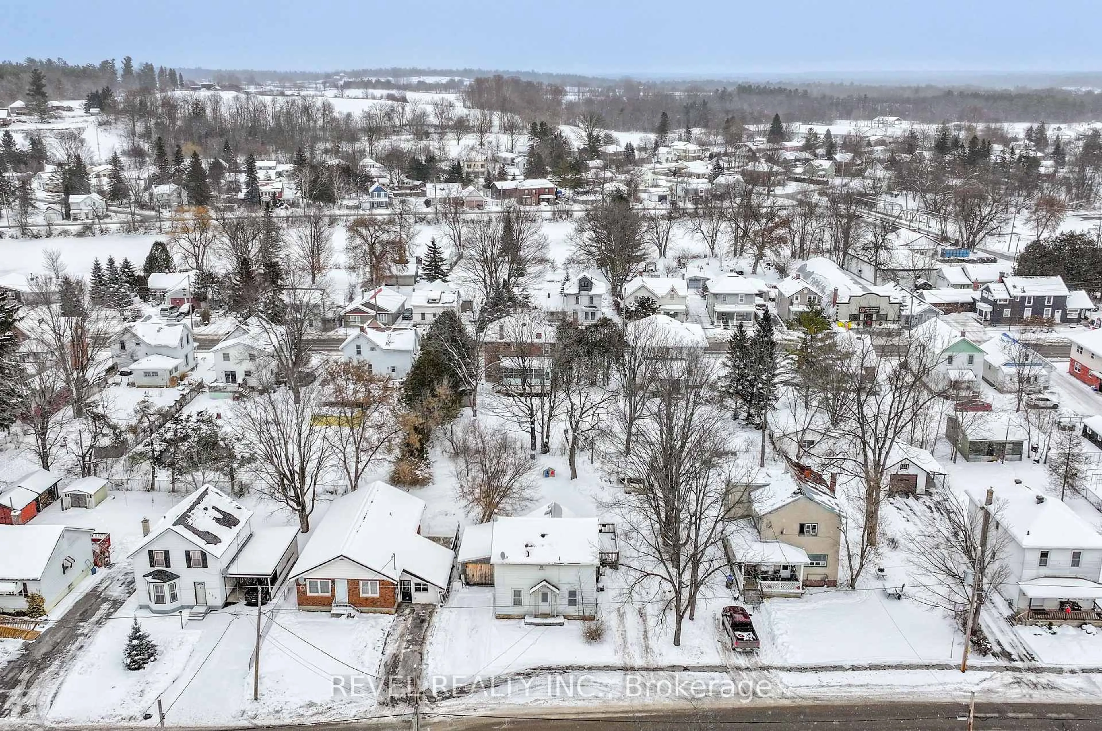 A pic from outside/outdoor area/front of a property/back of a property/a pic from drone, street for 439 Metcalf St, Tweed Ontario K0K 3J0