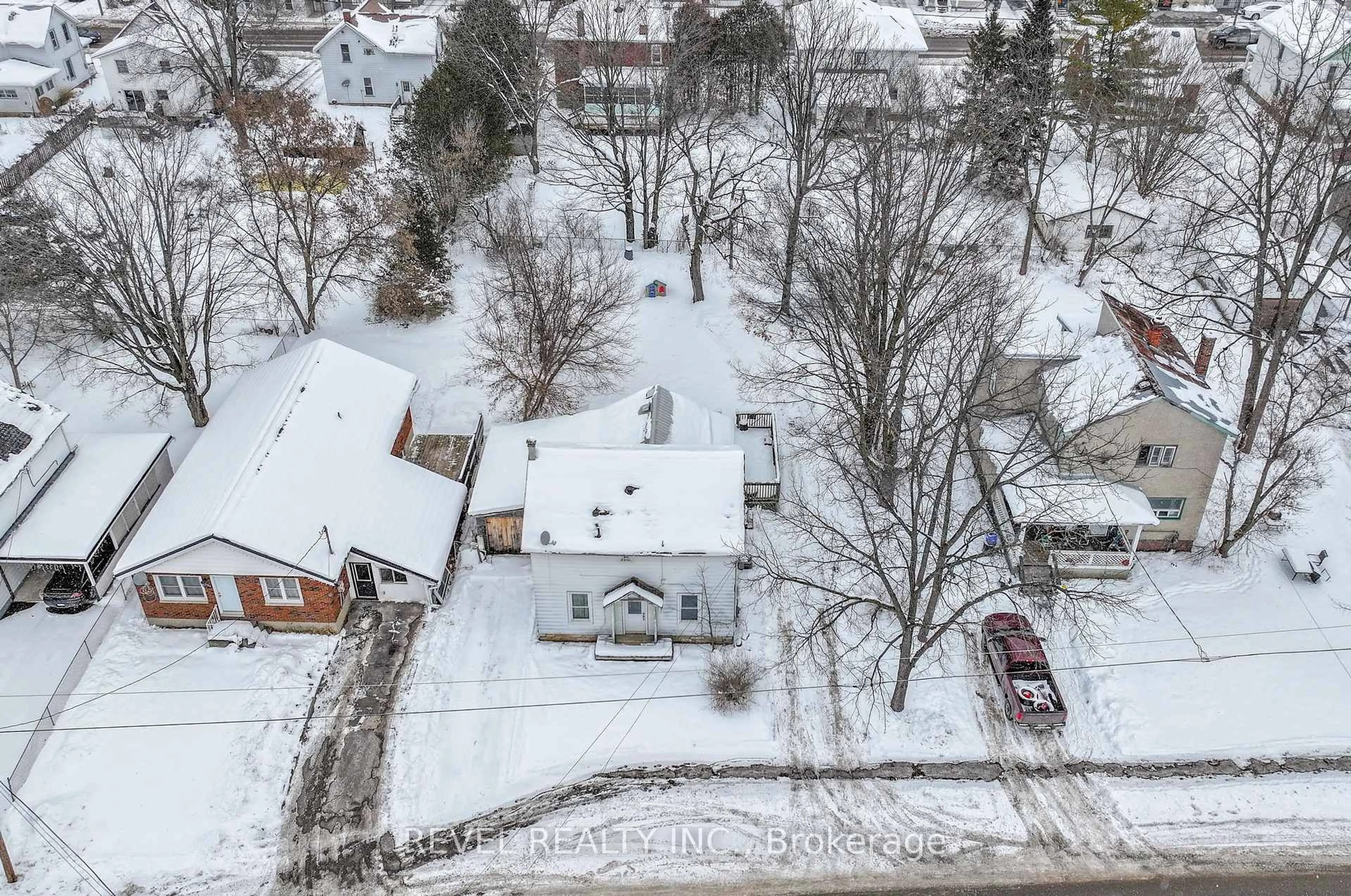 A pic from outside/outdoor area/front of a property/back of a property/a pic from drone, street for 439 Metcalf St, Tweed Ontario K0K 3J0