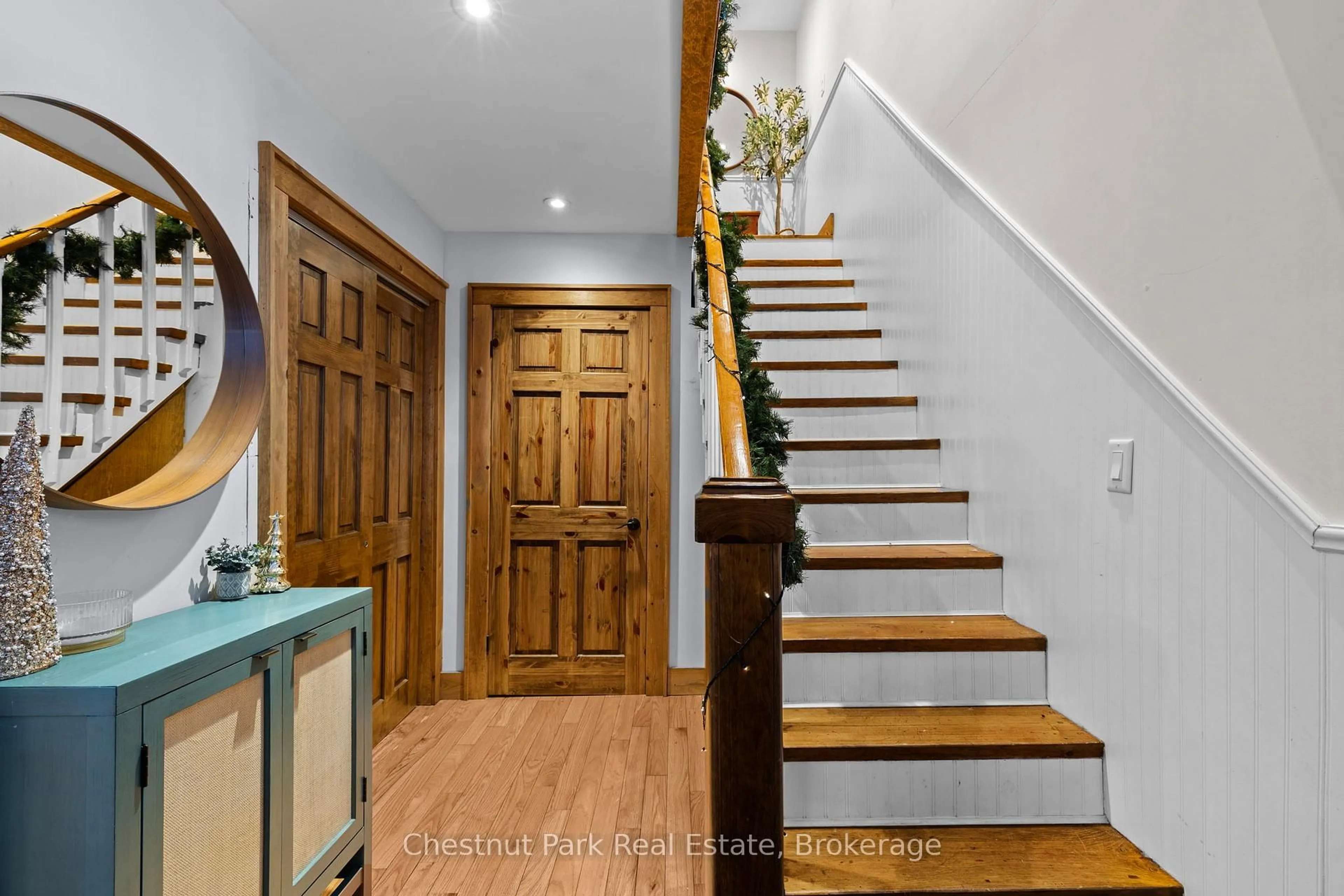 Indoor entryway for 4478 Southwood Rd, Muskoka Lakes Ontario P0C 1M0