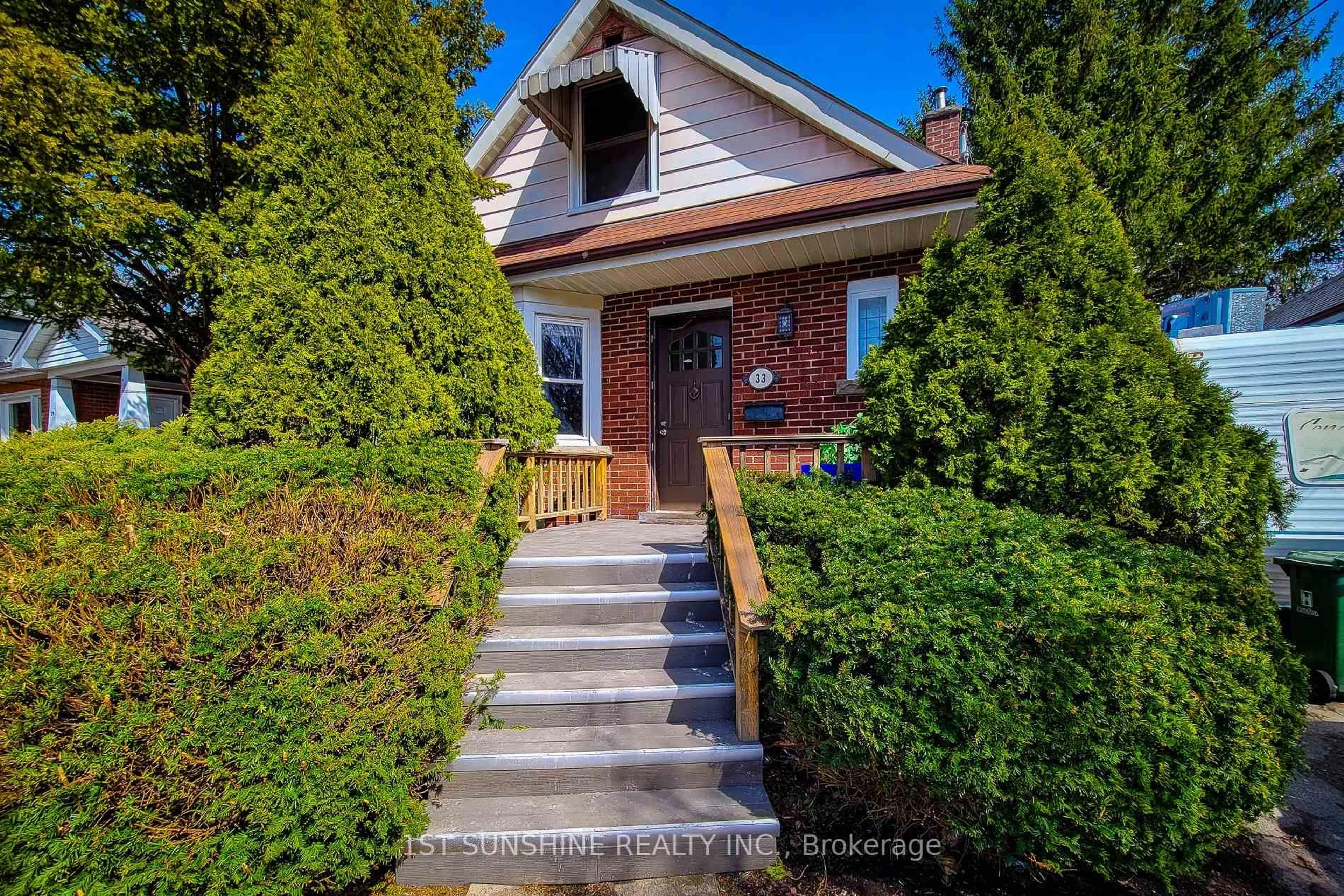 Home with brick exterior material, street for 33 Norfolk St, Hamilton Ontario L8S 3A6