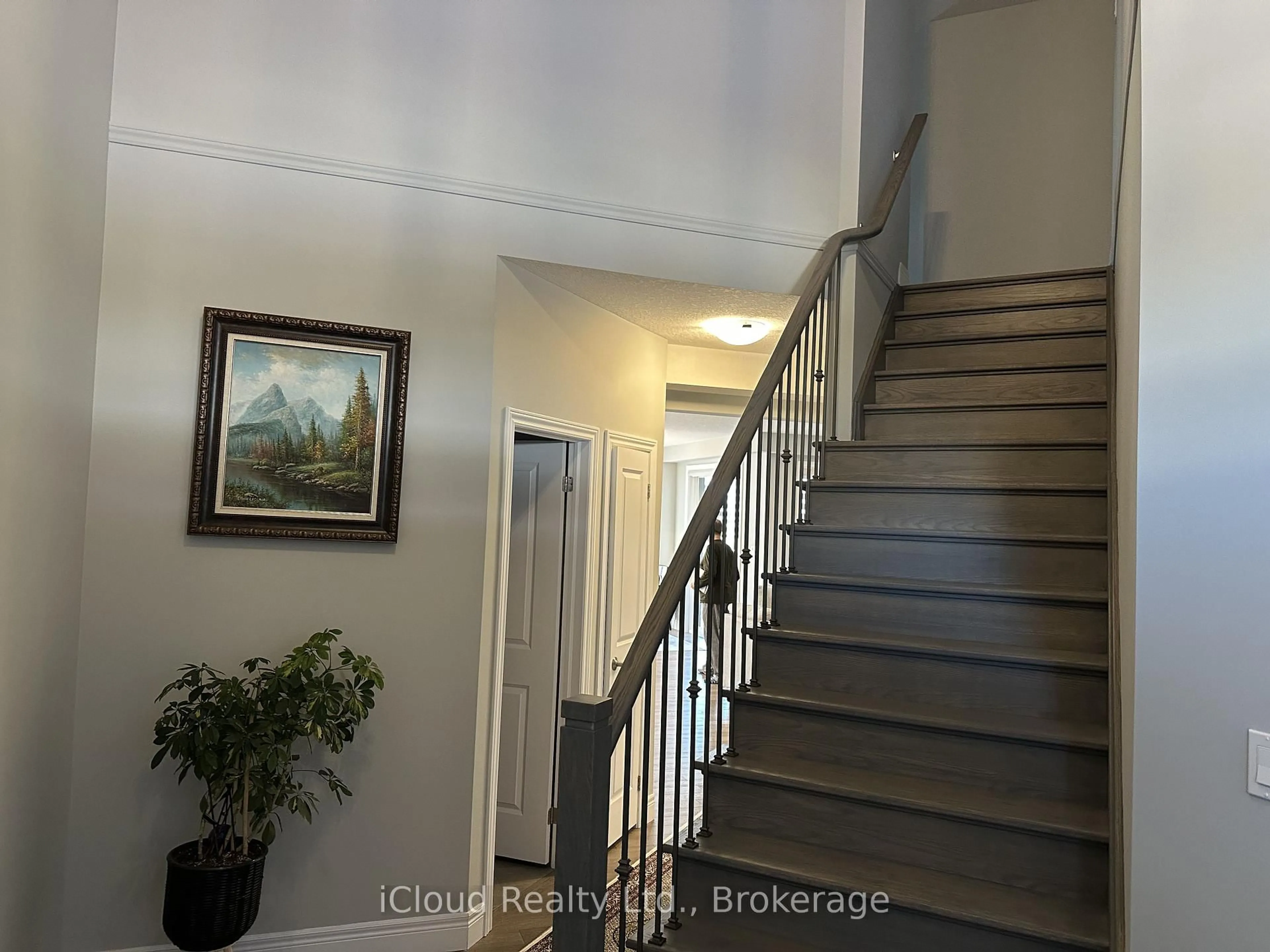 Indoor foyer for 106 Queensgate Cres, Woolwich Ontario N0B 1M0