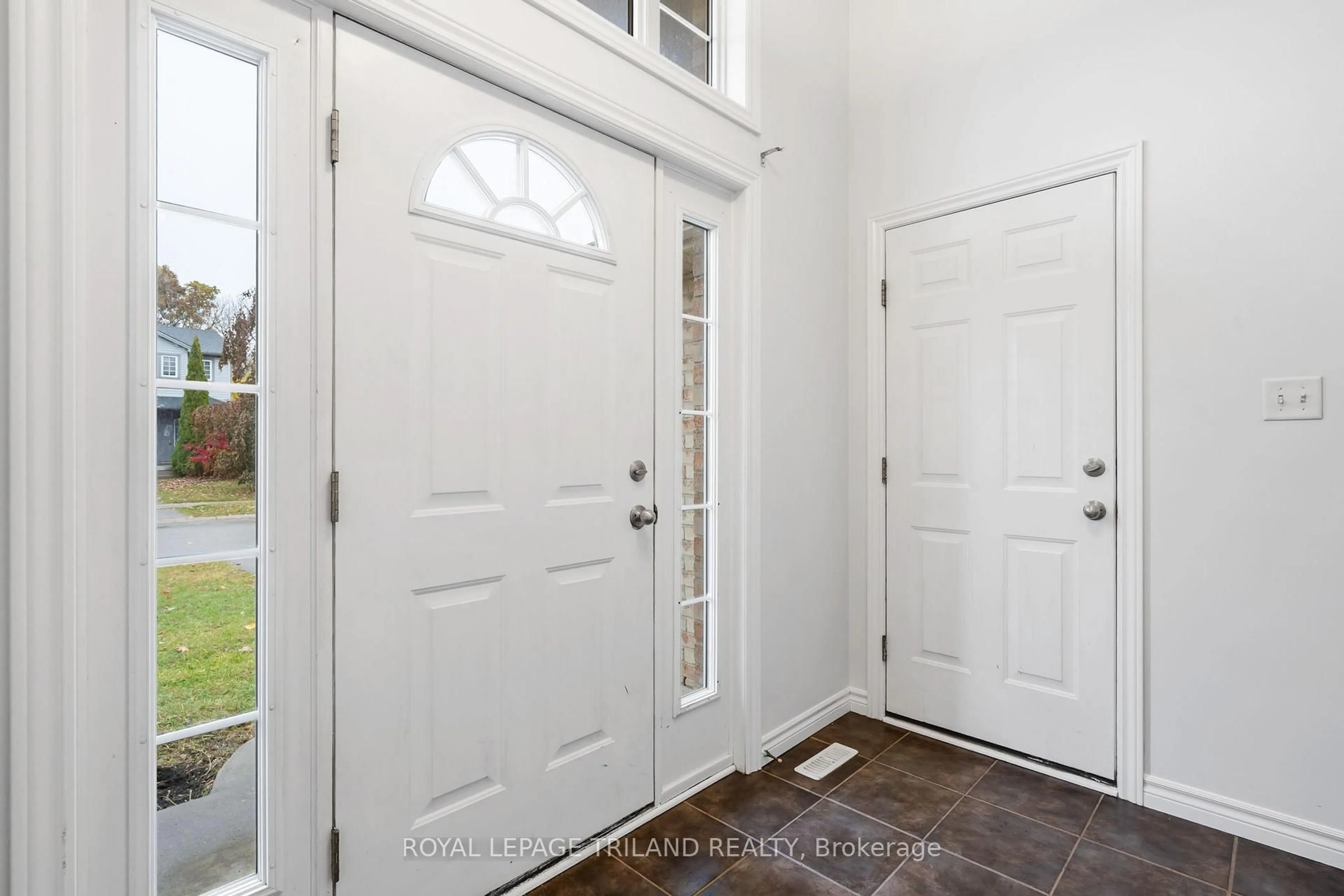 Indoor entryway for 1024 Blythwood Rd, London North Ontario N6H 5W2