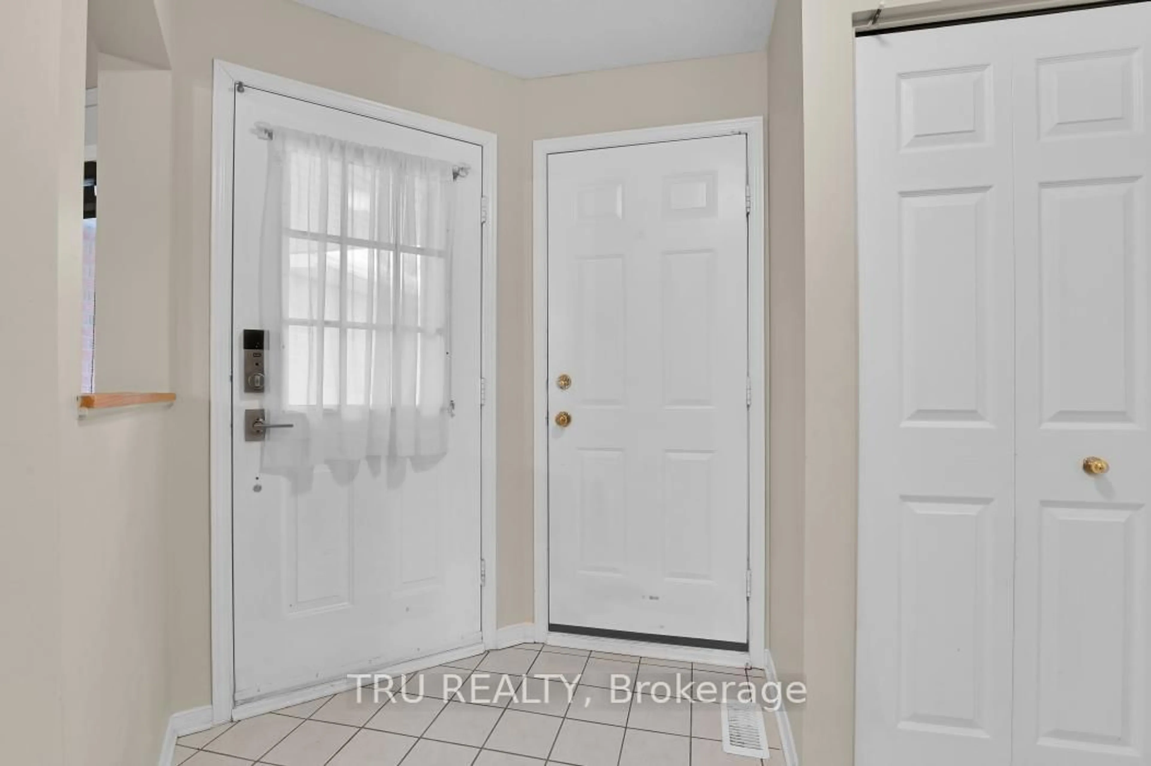 Indoor entryway for 40 Baton Crt, Kanata Ontario K2L 4C8
