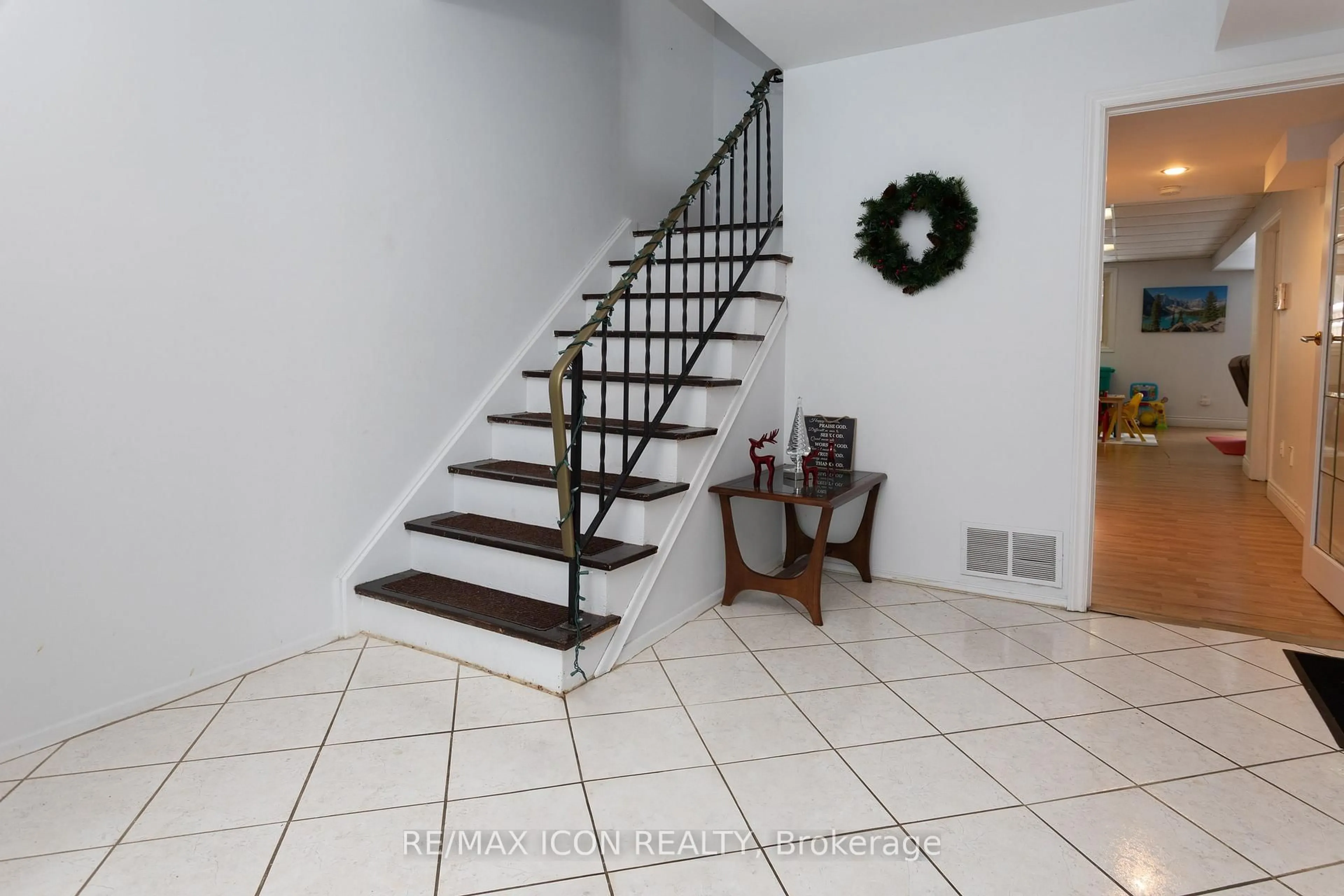 Indoor entryway for 124 Dalegrove Dr, Kitchener Ontario N2M 2G5