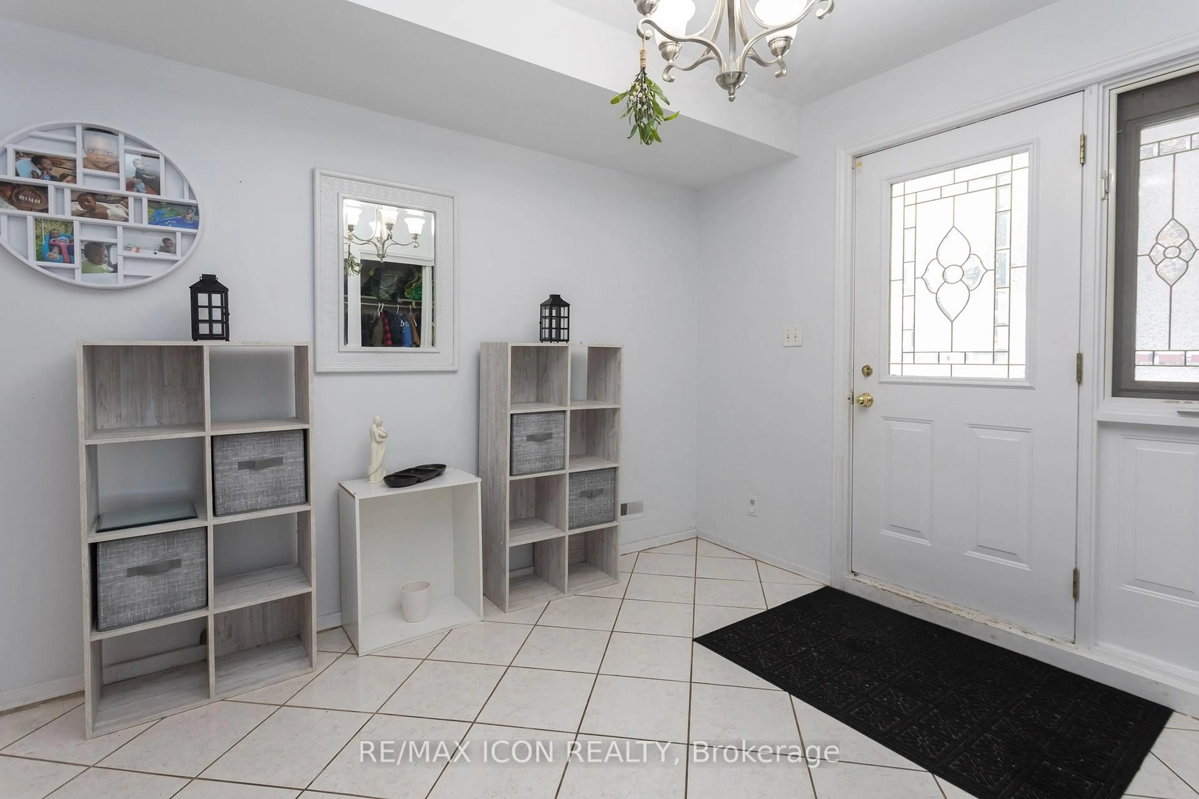 Indoor entryway for 124 Dalegrove Dr, Kitchener Ontario N2M 2G5