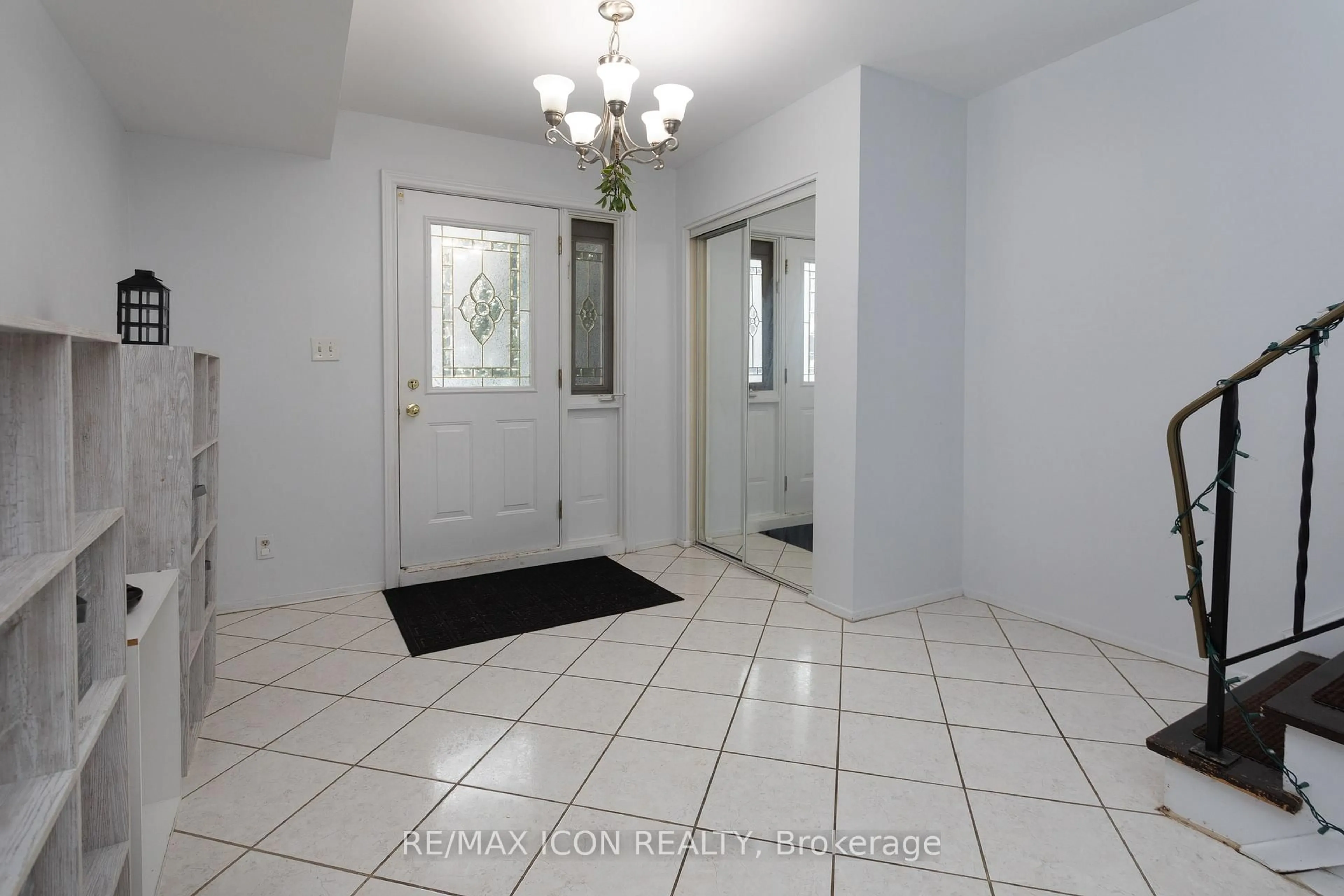 Indoor entryway for 124 Dalegrove Dr, Kitchener Ontario N2M 2G5