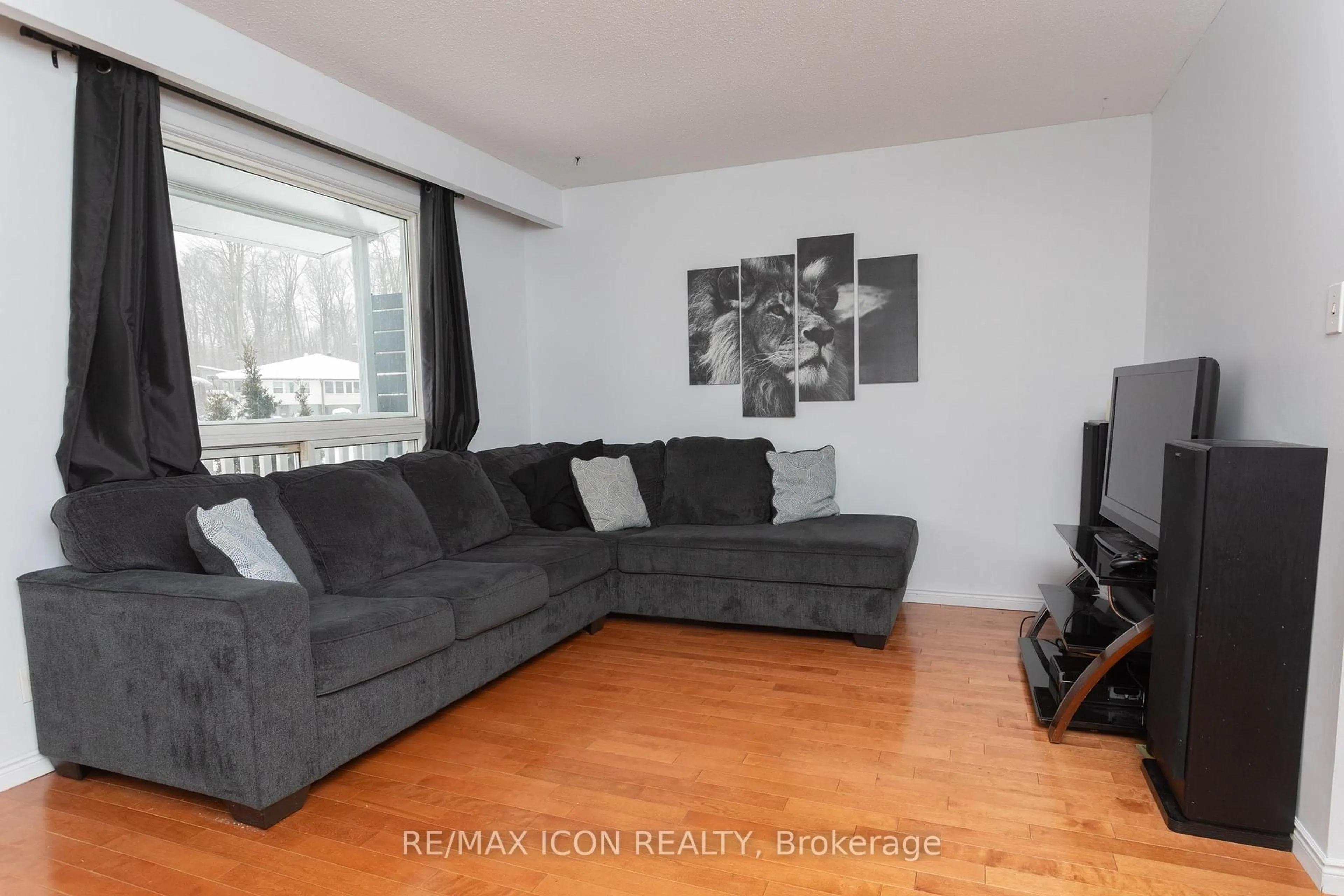 Living room with furniture, wood/laminate floor for 124 Dalegrove Dr, Kitchener Ontario N2M 2G5