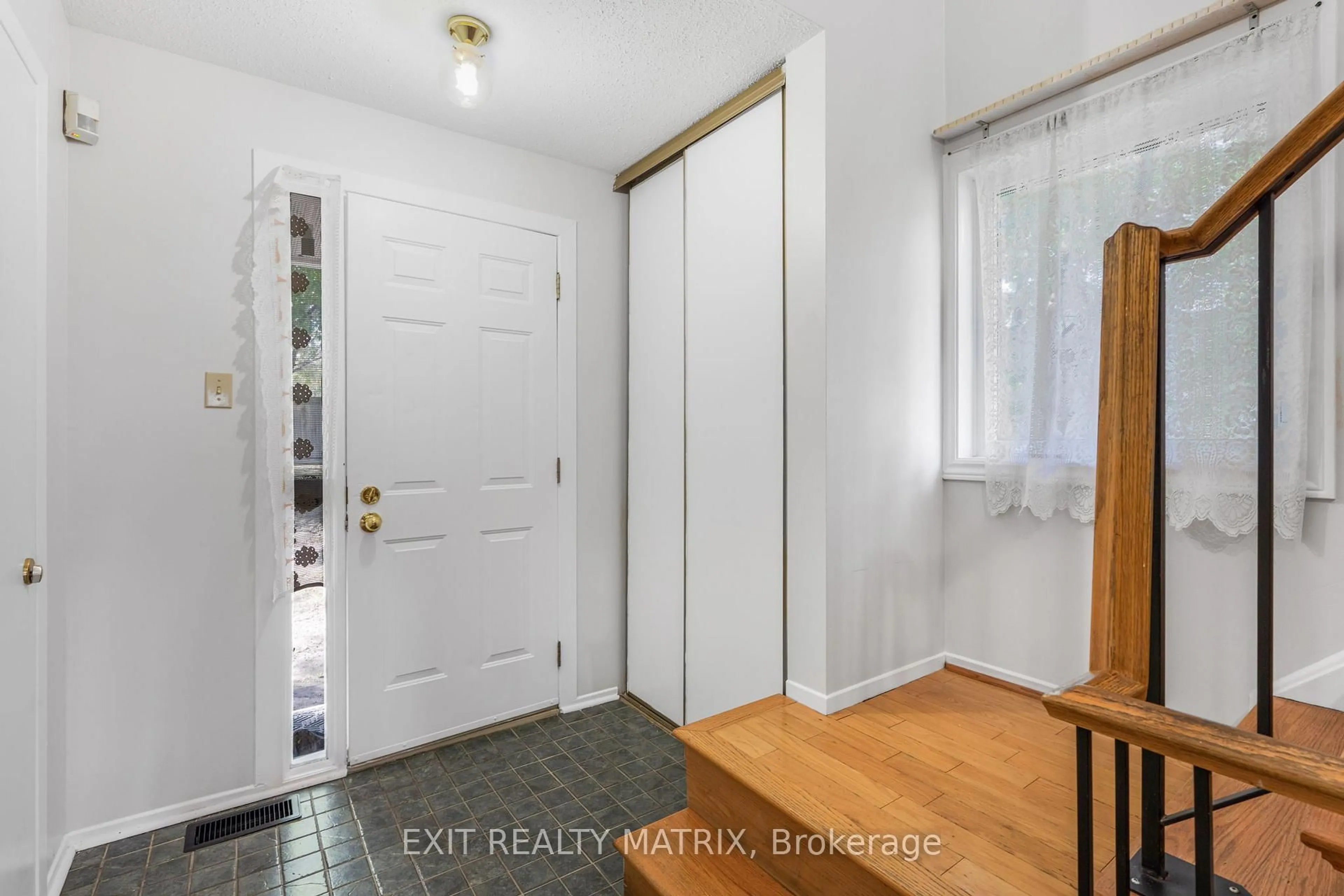 Indoor entryway for 42 Oakhaven Private #26, Ottawa Ontario K1K 4K1
