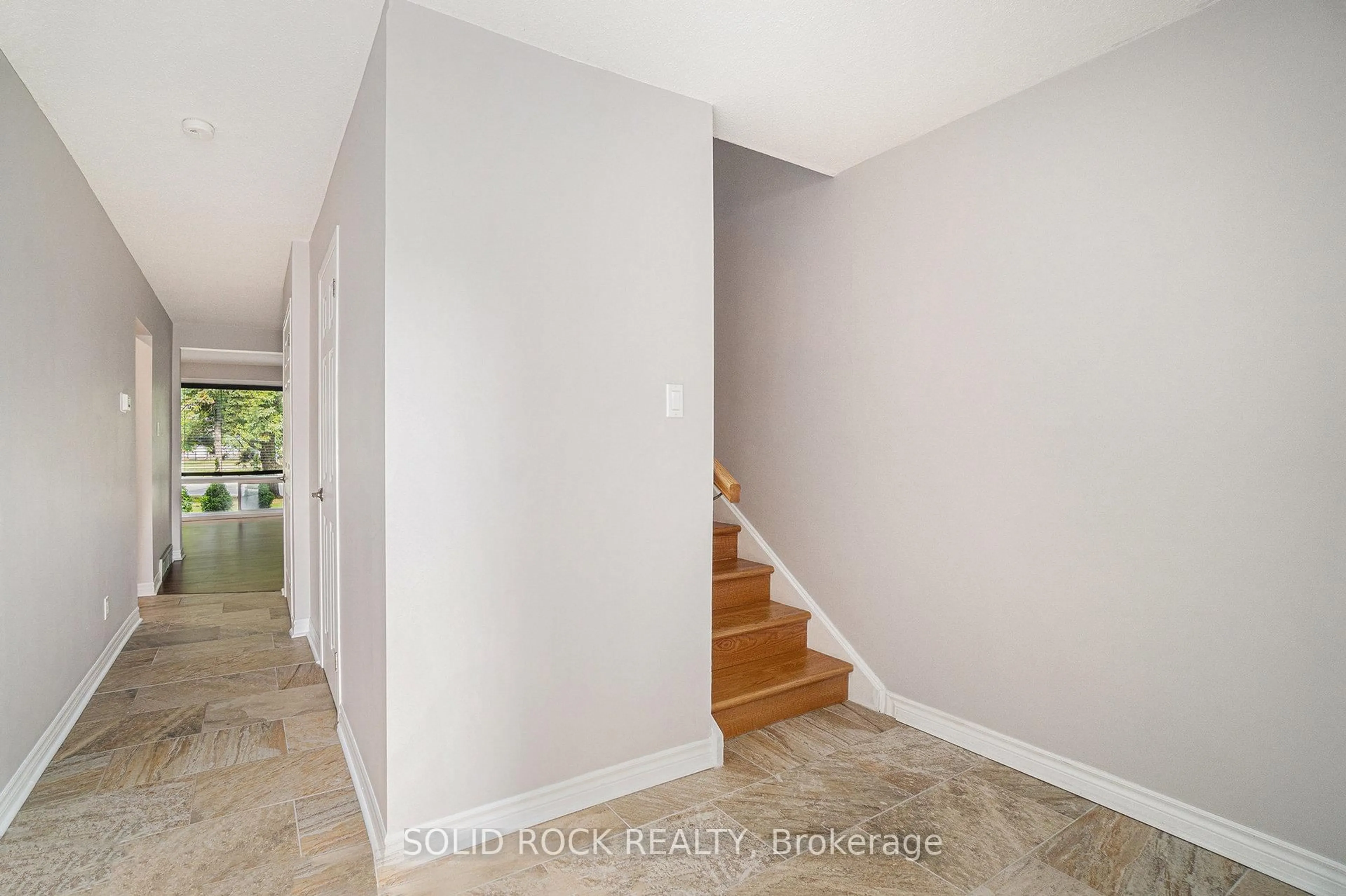 Indoor entryway for 4573 Carrington Pl #34, Ottawa Ontario K1B 4P8