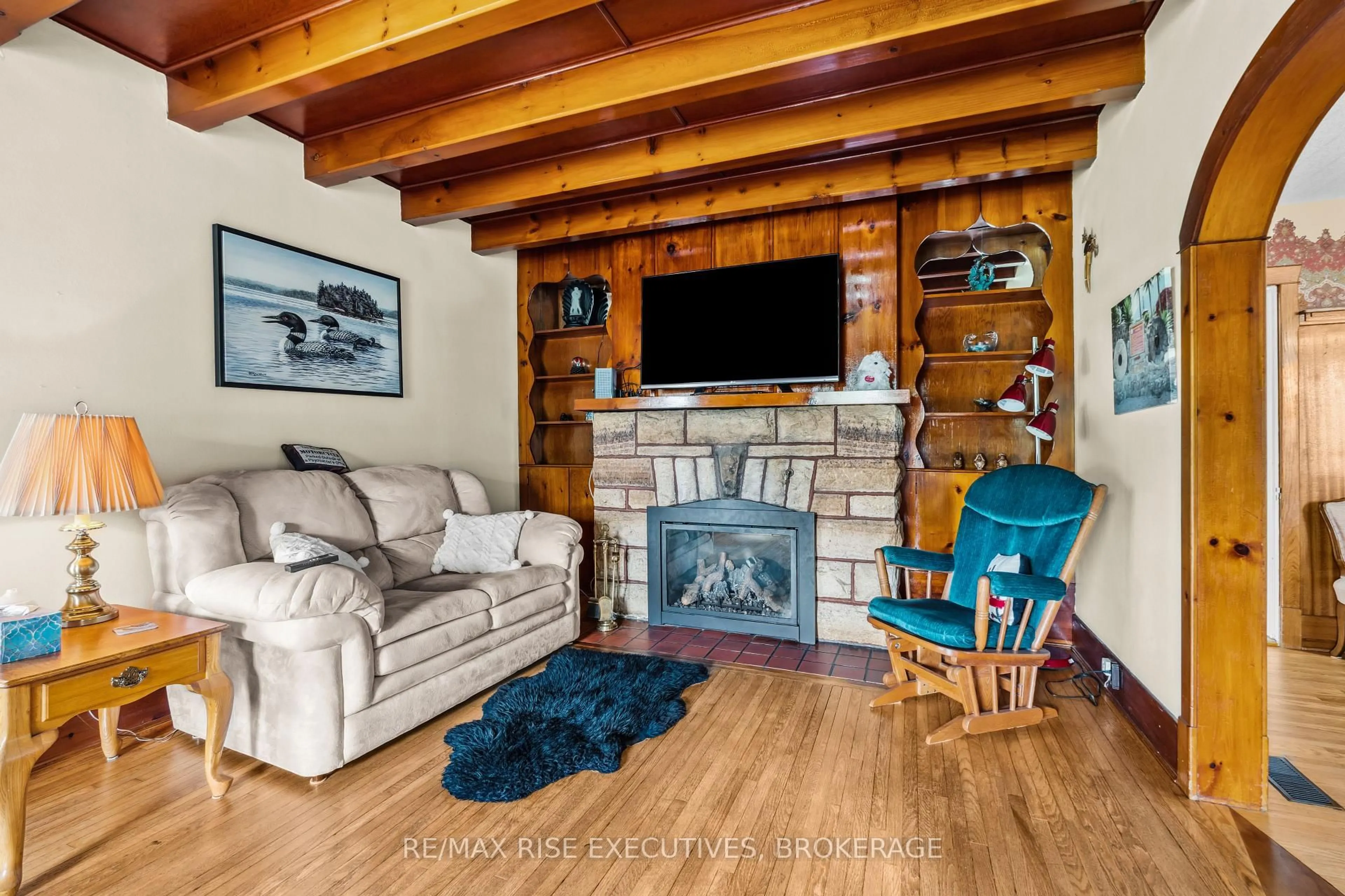 Living room with furniture, wood/laminate floor for 204 R33, Rideau Lakes Ontario K0G 1V0