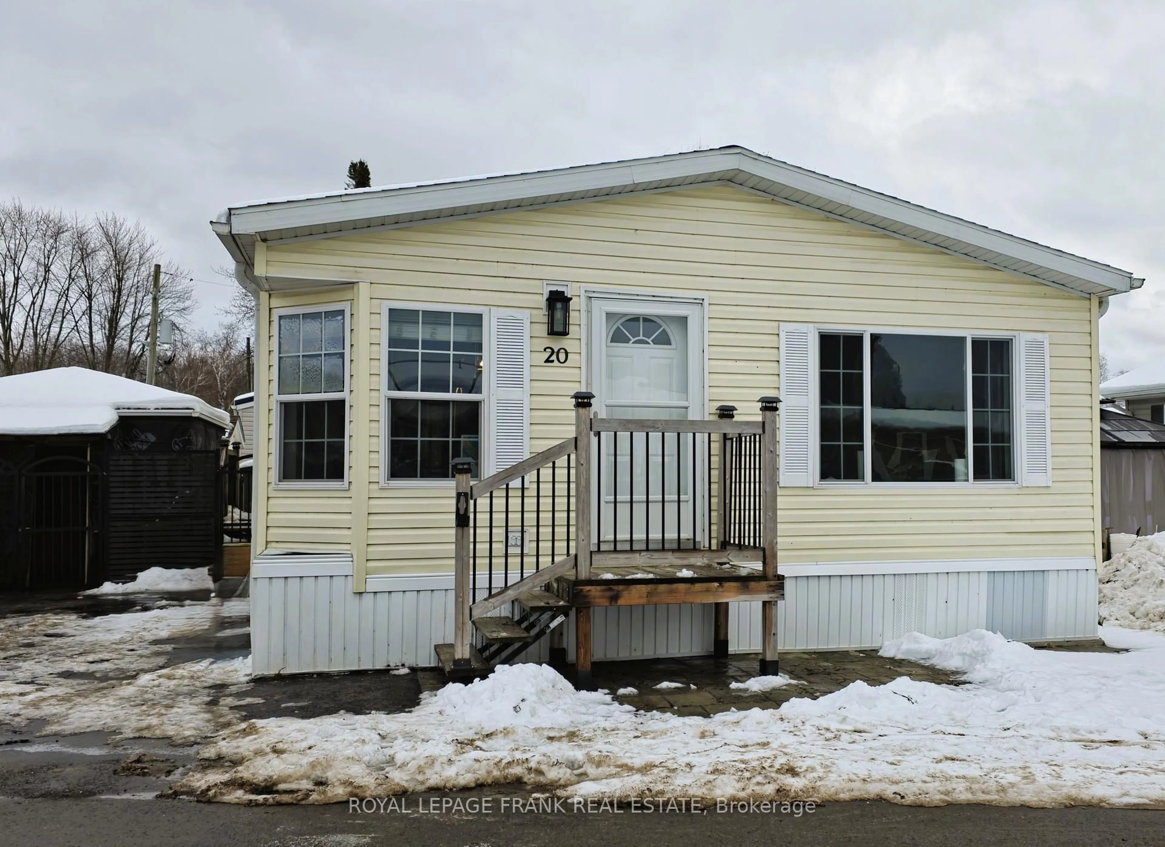 Home with vinyl exterior material, street for 20 ELM ST PVT St, Puslinch Ontario N0B 2J0