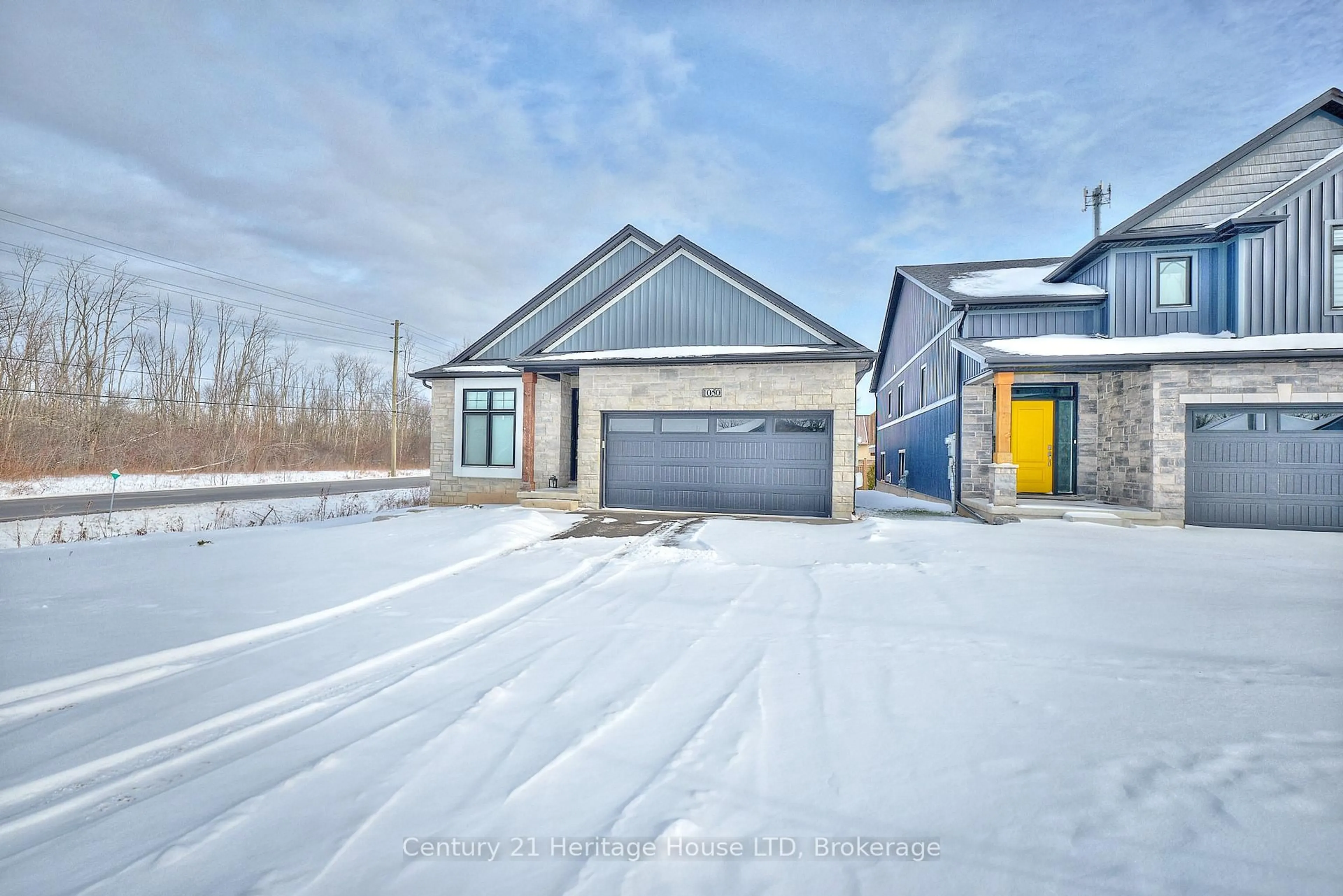 A pic from outside/outdoor area/front of a property/back of a property/a pic from drone, street for 1050 Kettle Crt, Fort Erie Ontario L2A 0E7
