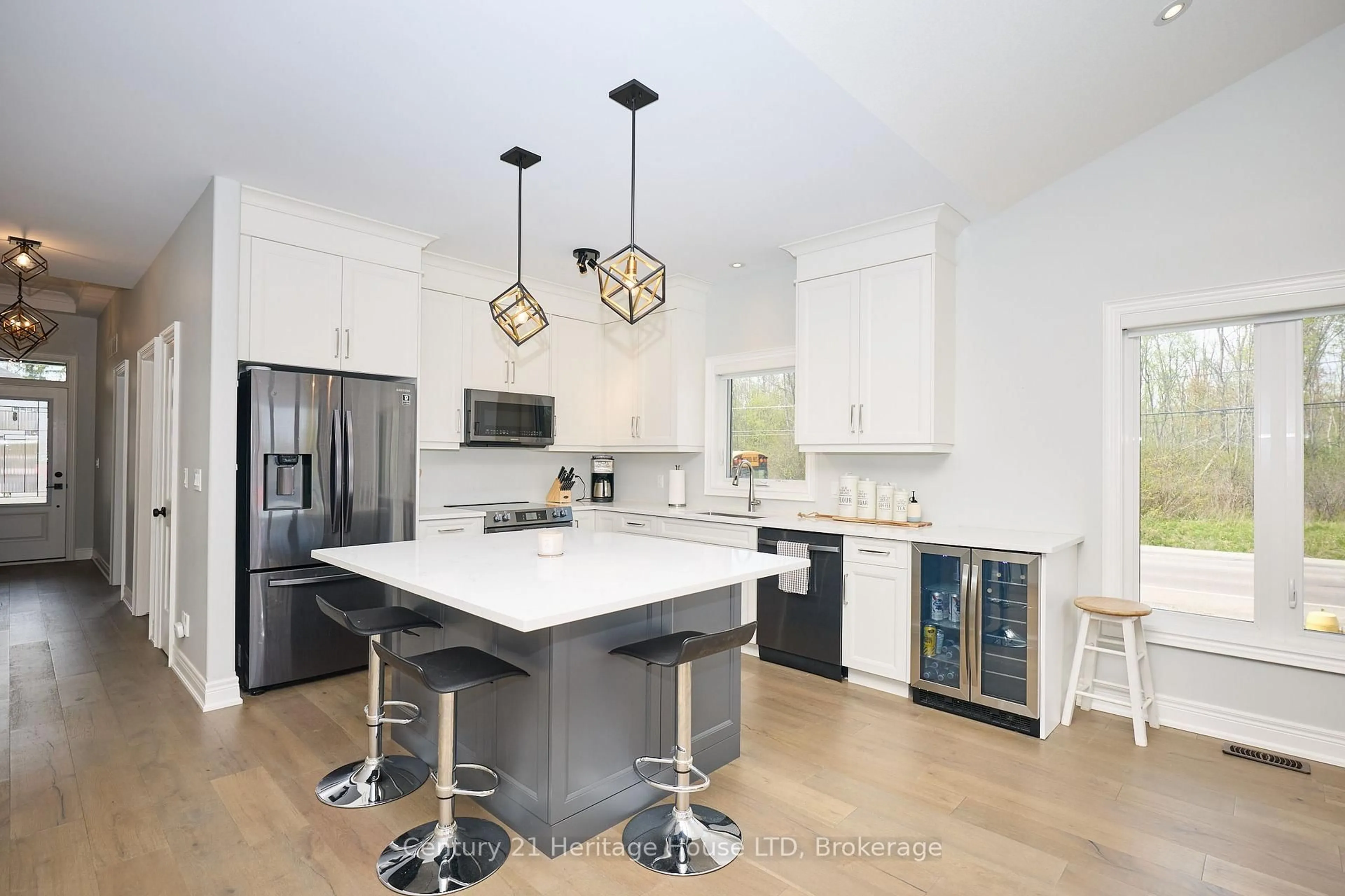 Contemporary kitchen, ceramic/tile floor for 1050 Kettle Crt, Fort Erie Ontario L2A 0E7