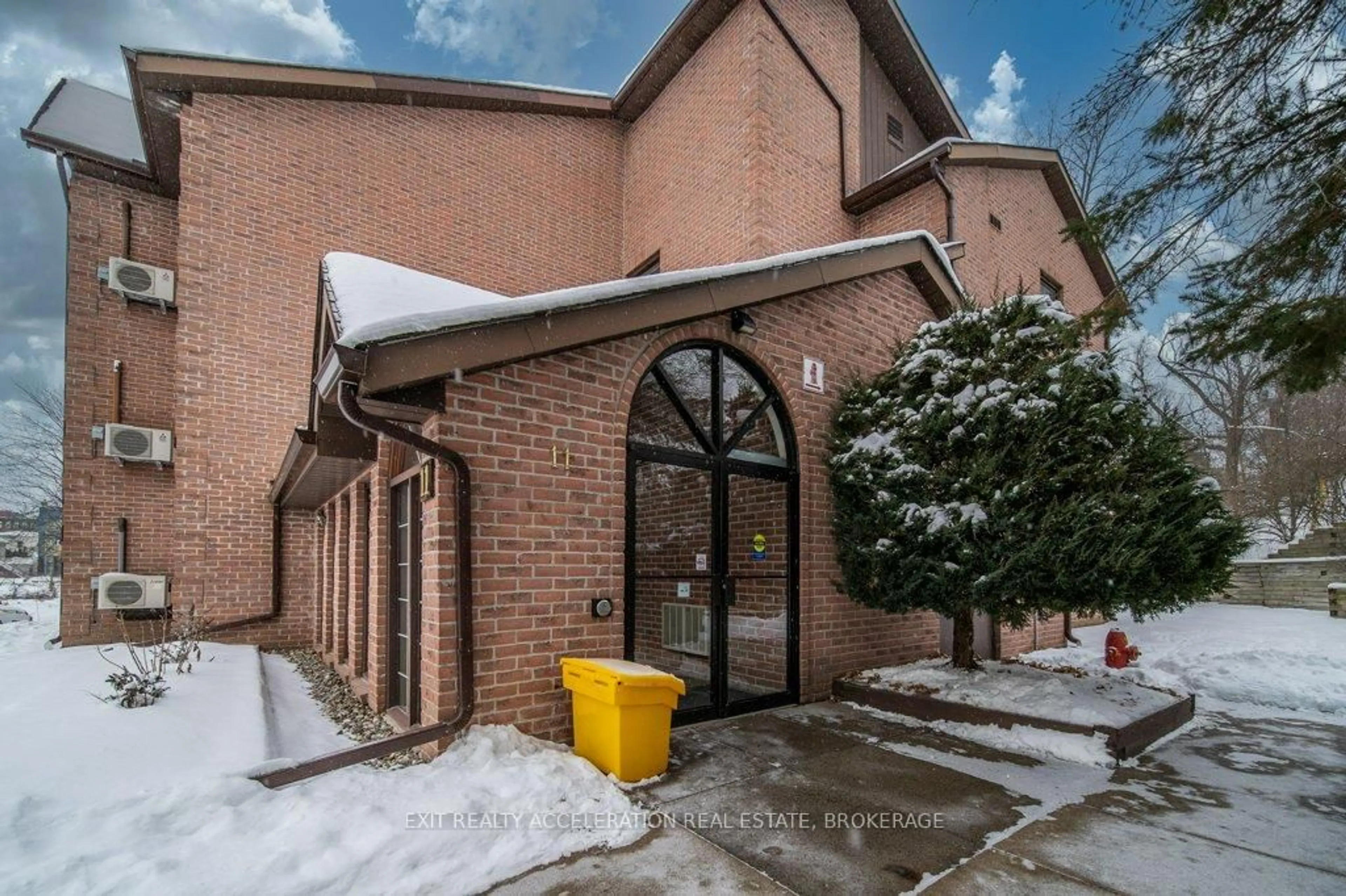 Indoor foyer for 11 Centre St #204, Greater Napanee Ontario K7R 3X3