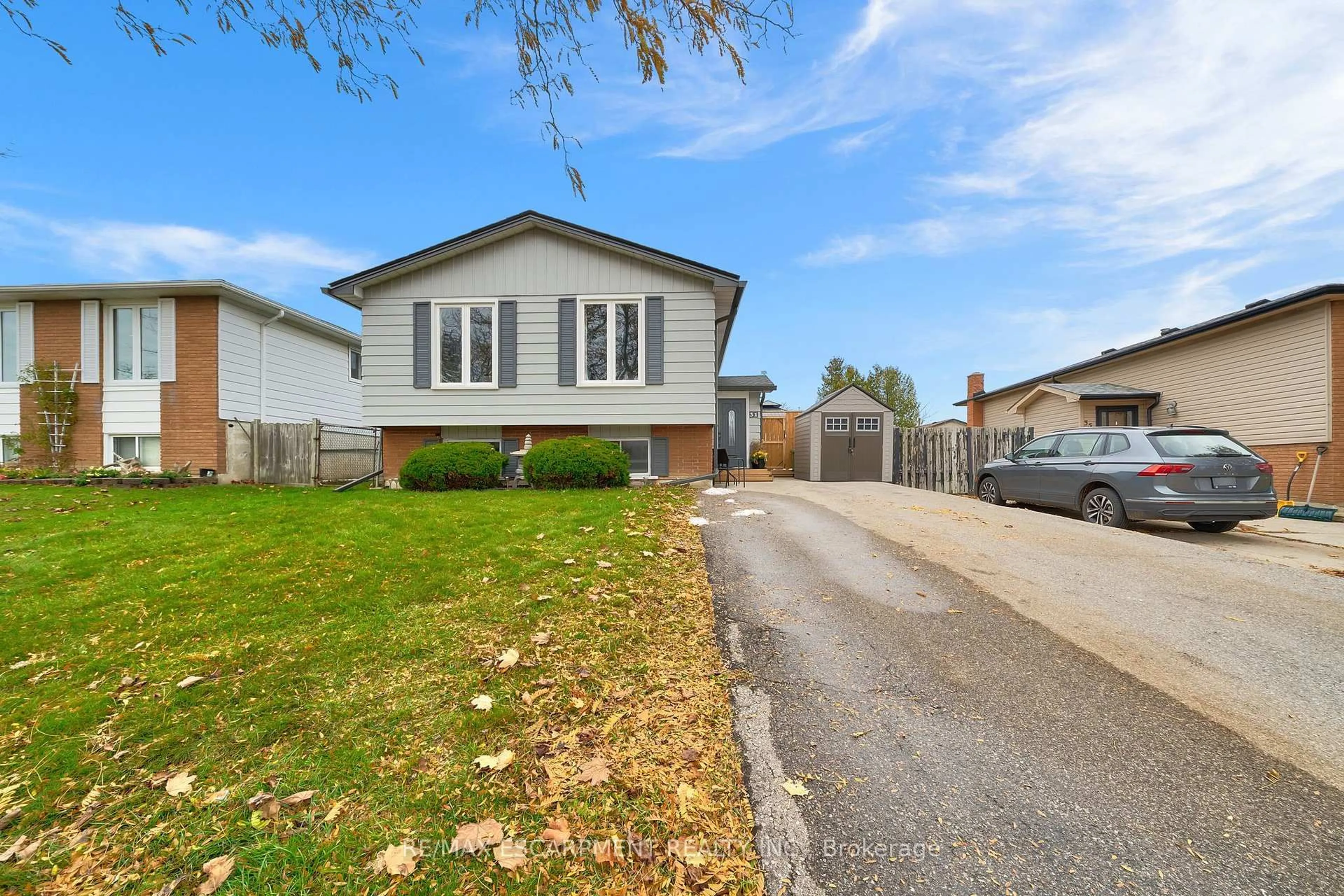 Home with vinyl exterior material, street for 31 Raleigh St, Hamilton Ontario L8W 1H4