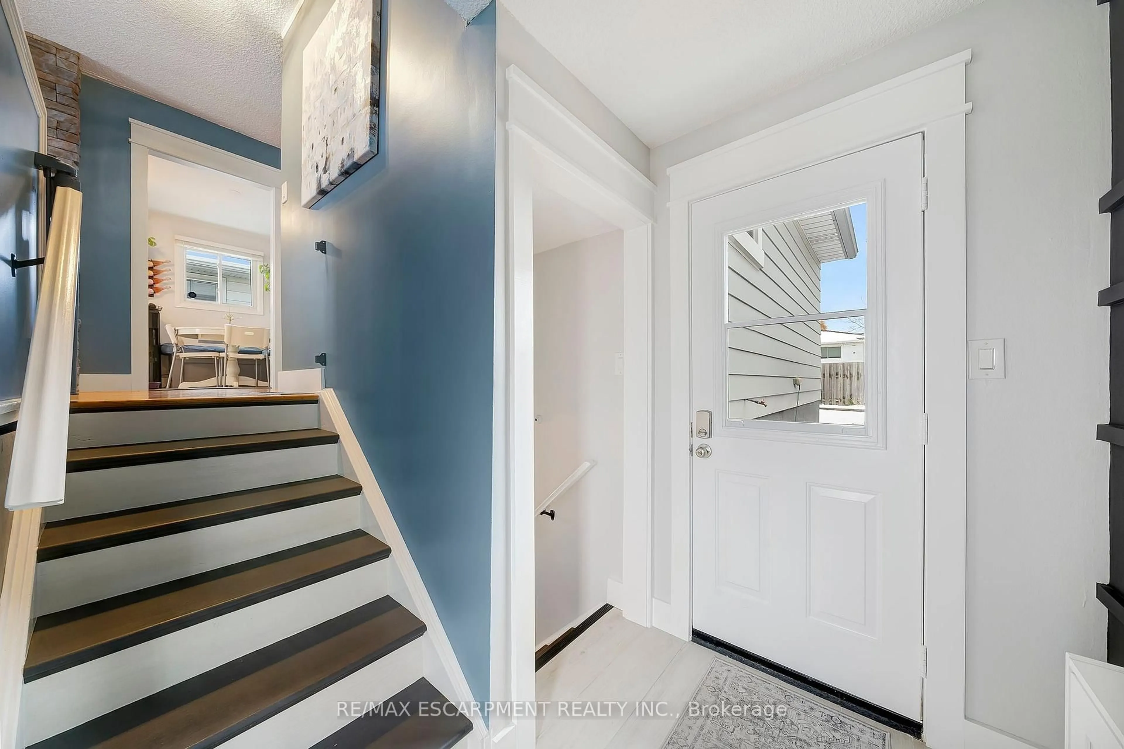 Indoor entryway for 31 Raleigh St, Hamilton Ontario L8W 1H4