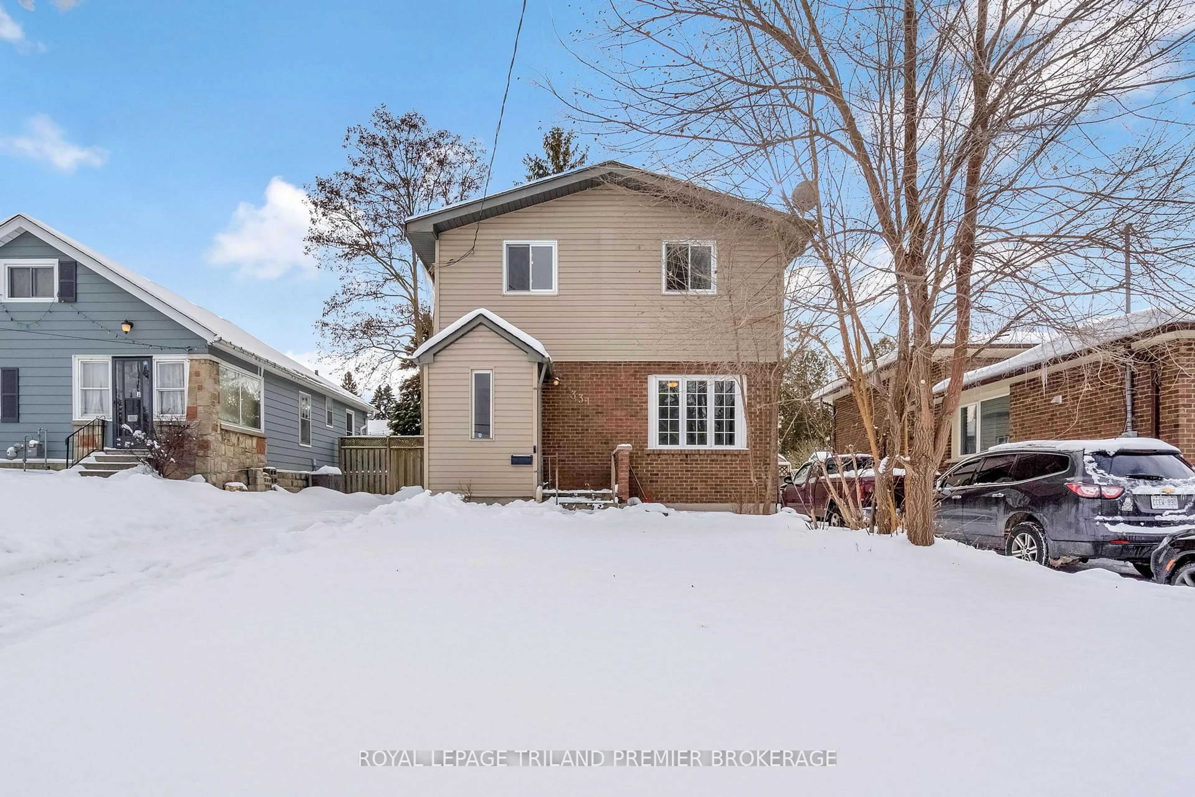 A pic from outside/outdoor area/front of a property/back of a property/a pic from drone, street for 331 Thompson Rd, London South Ontario N5Z 2Z4