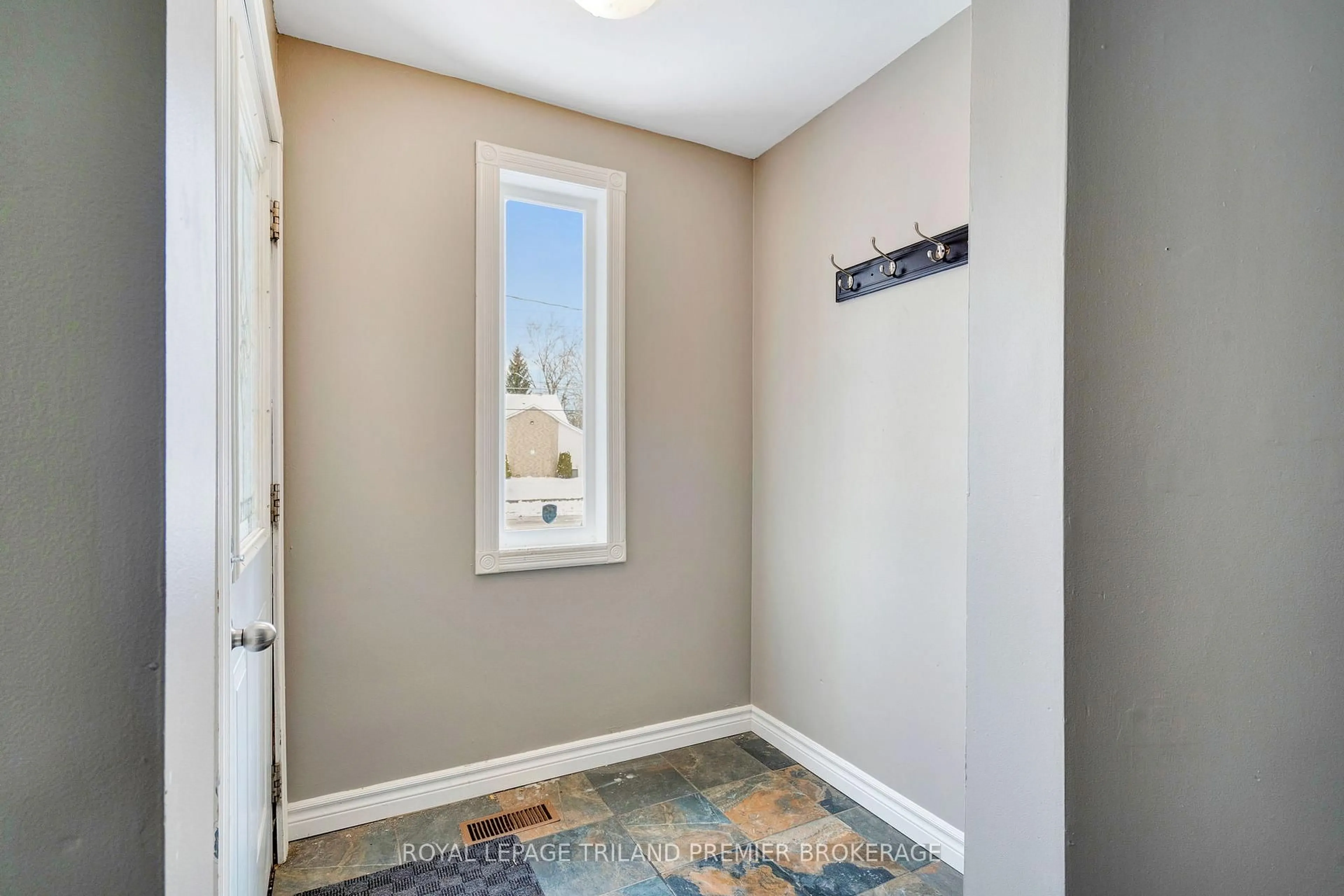 Indoor entryway for 331 Thompson Rd, London South Ontario N5Z 2Z4