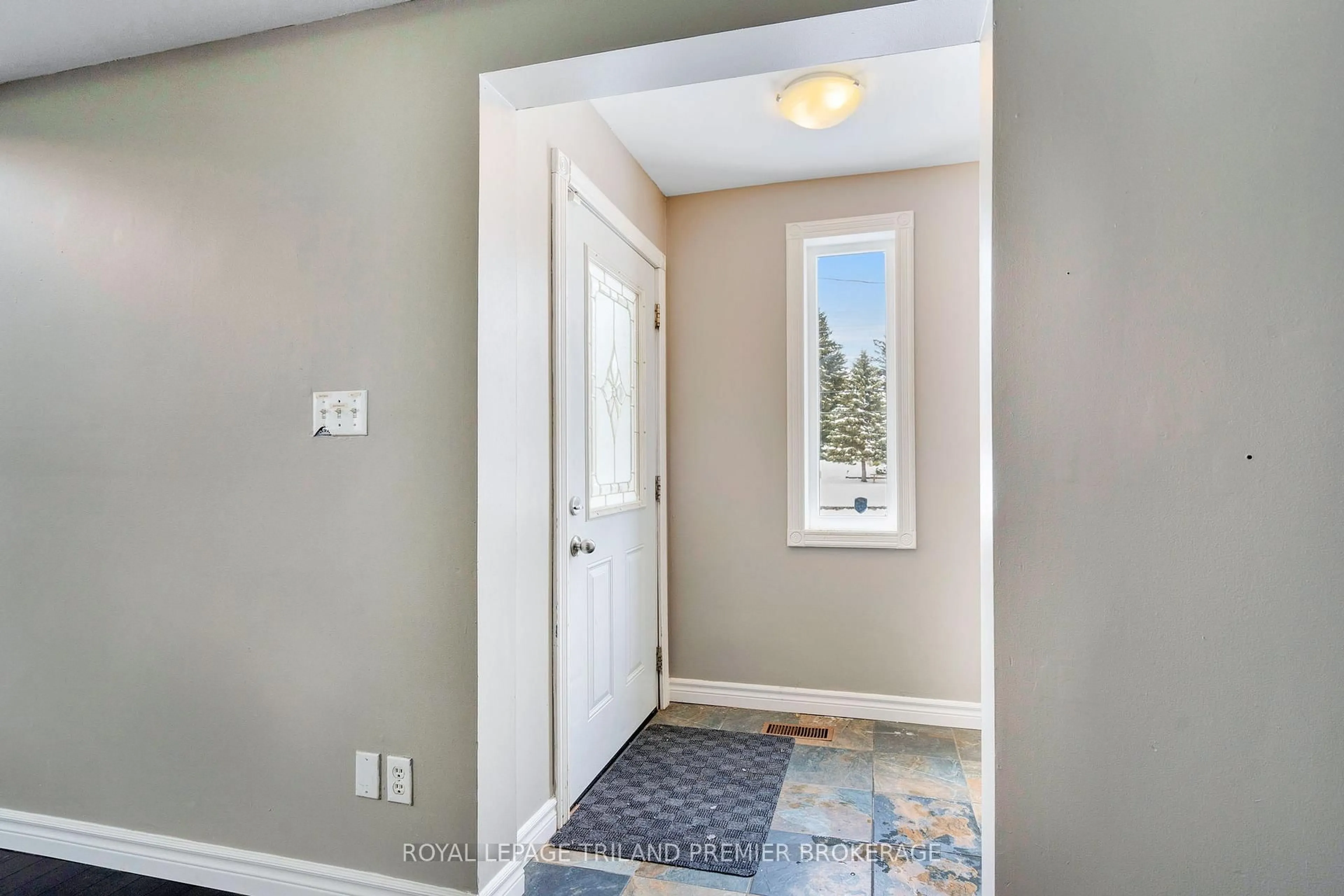 Indoor entryway for 331 Thompson Rd, London South Ontario N5Z 2Z4