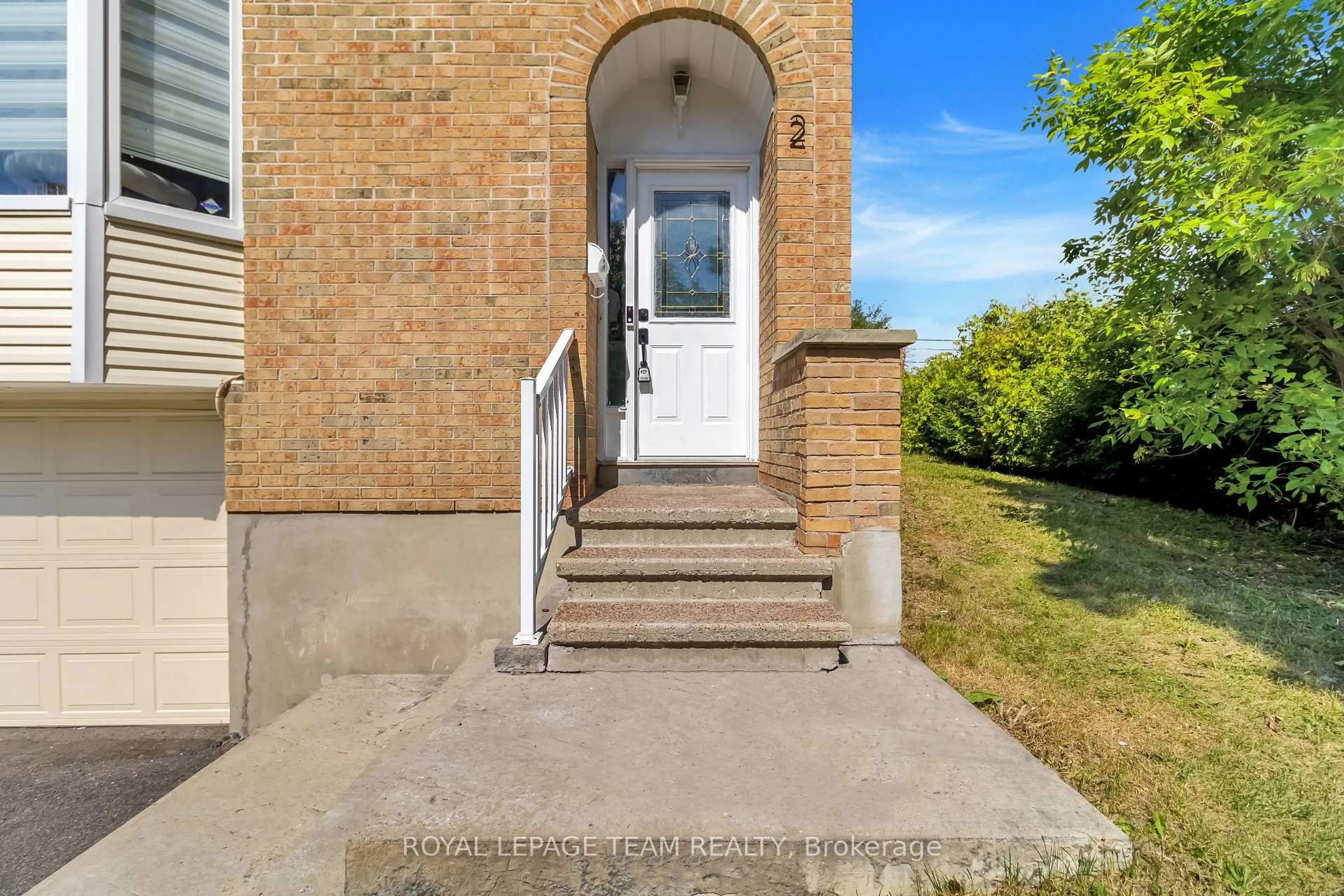 A pic from outside/outdoor area/front of a property/back of a property/a pic from drone, street for 2 Brookhaven Crt, Ottawa Ontario K2H 9E3