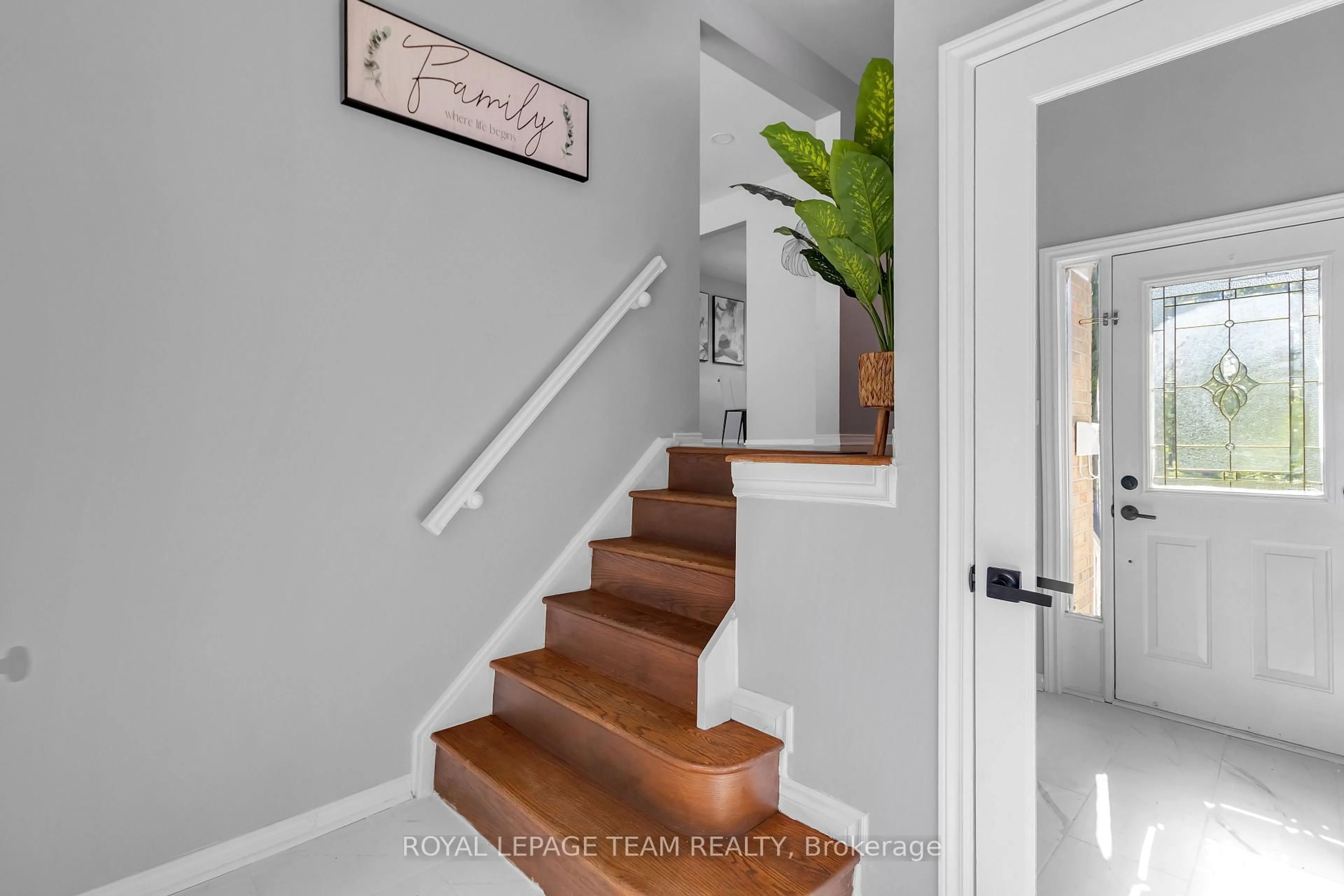 Stairs for 2 Brookhaven Crt, Ottawa Ontario K2H 9E3