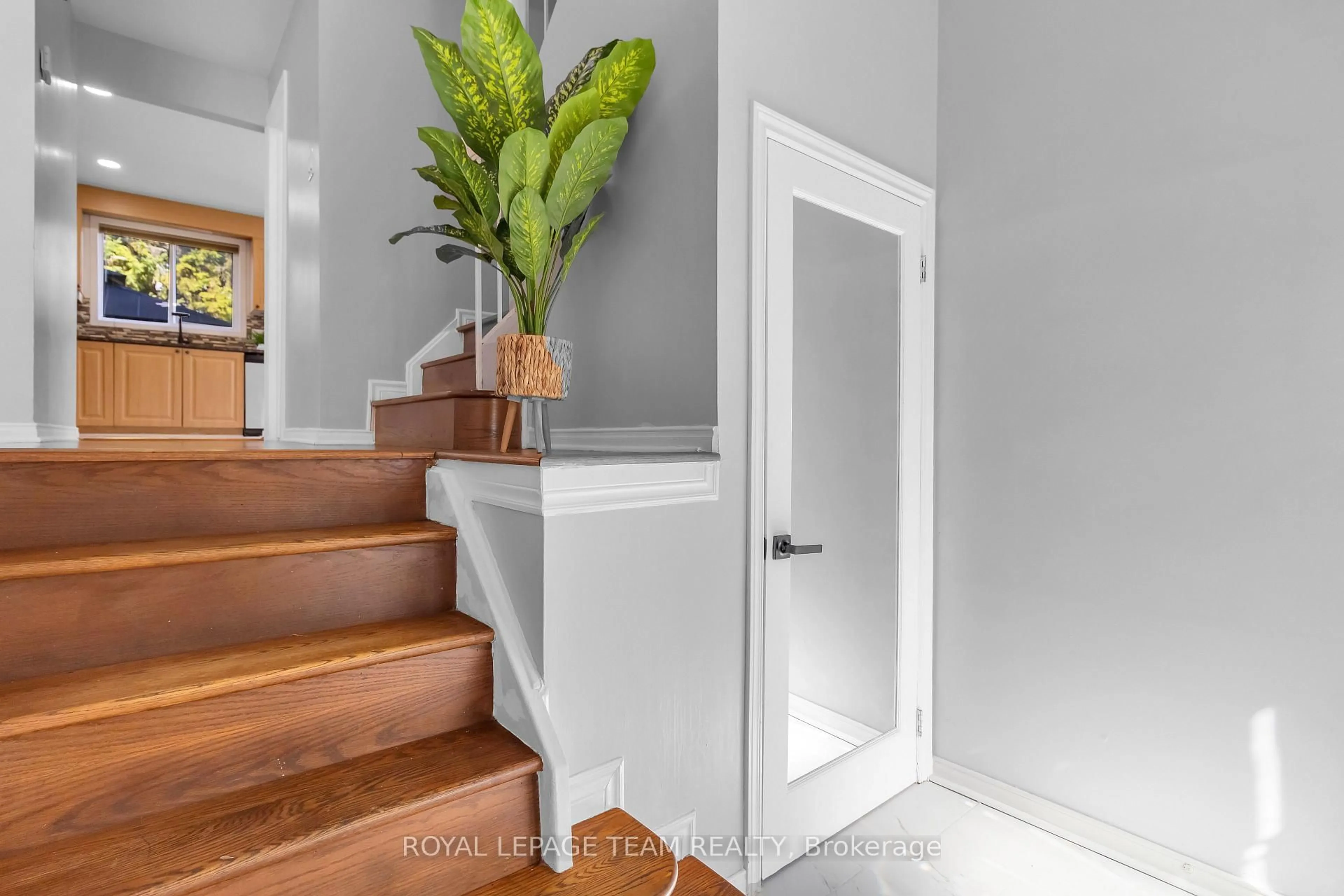 Indoor entryway for 2 Brookhaven Crt, Ottawa Ontario K2H 9E3