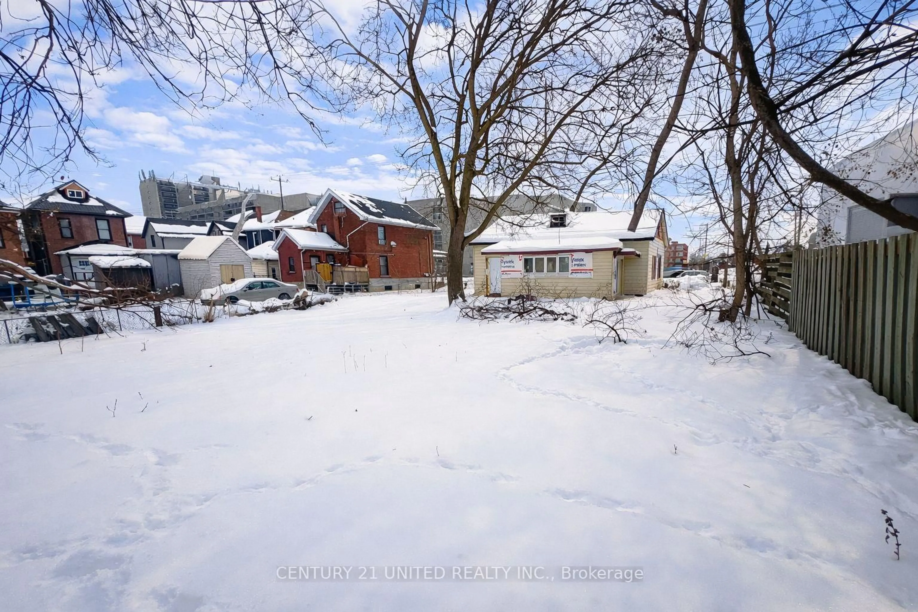 A pic from outside/outdoor area/front of a property/back of a property/a pic from drone, street for 263 Bethune St, Peterborough Ontario K9J 3L5
