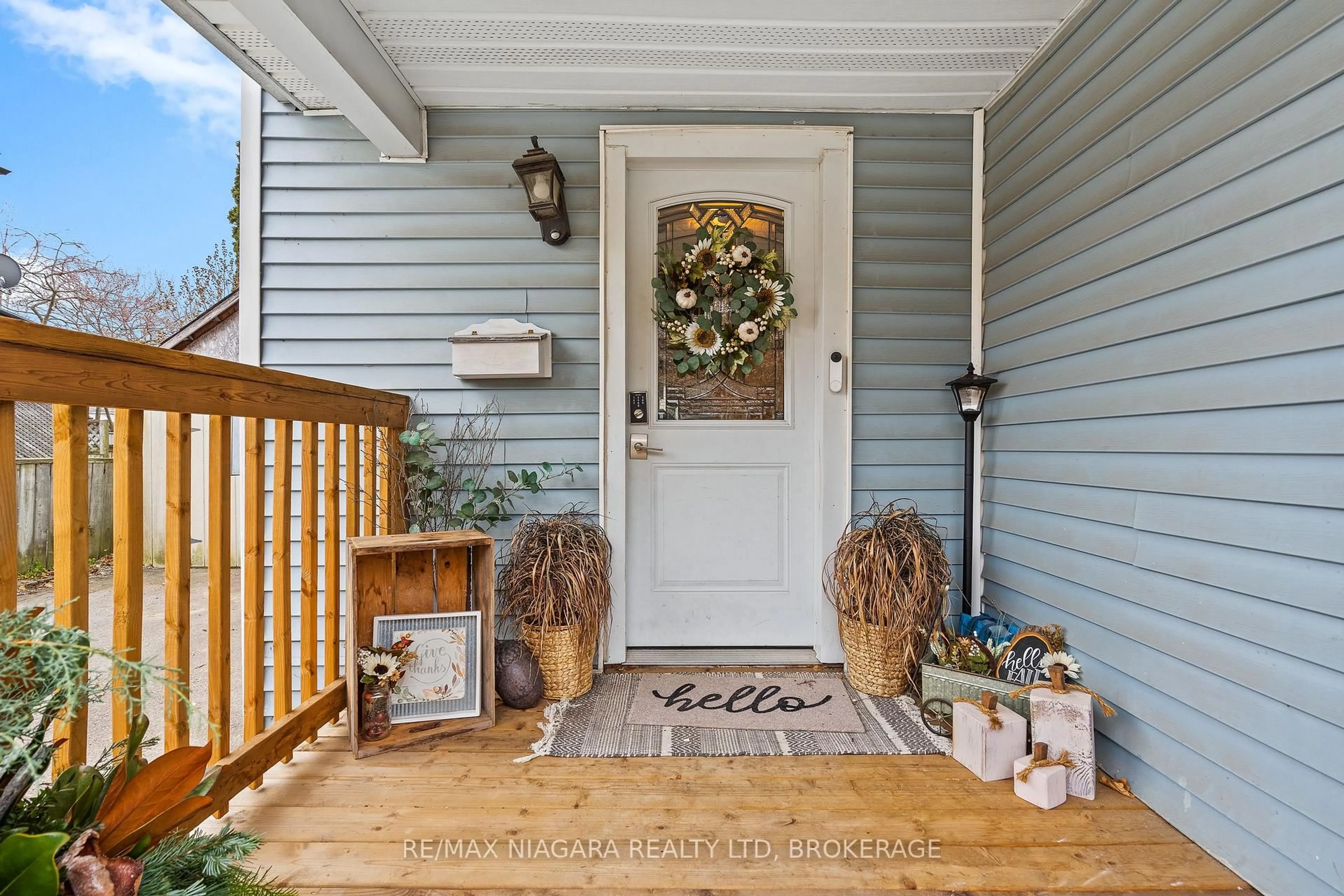 Indoor entryway for 31 Kennedy St, Welland Ontario L3B 3R7