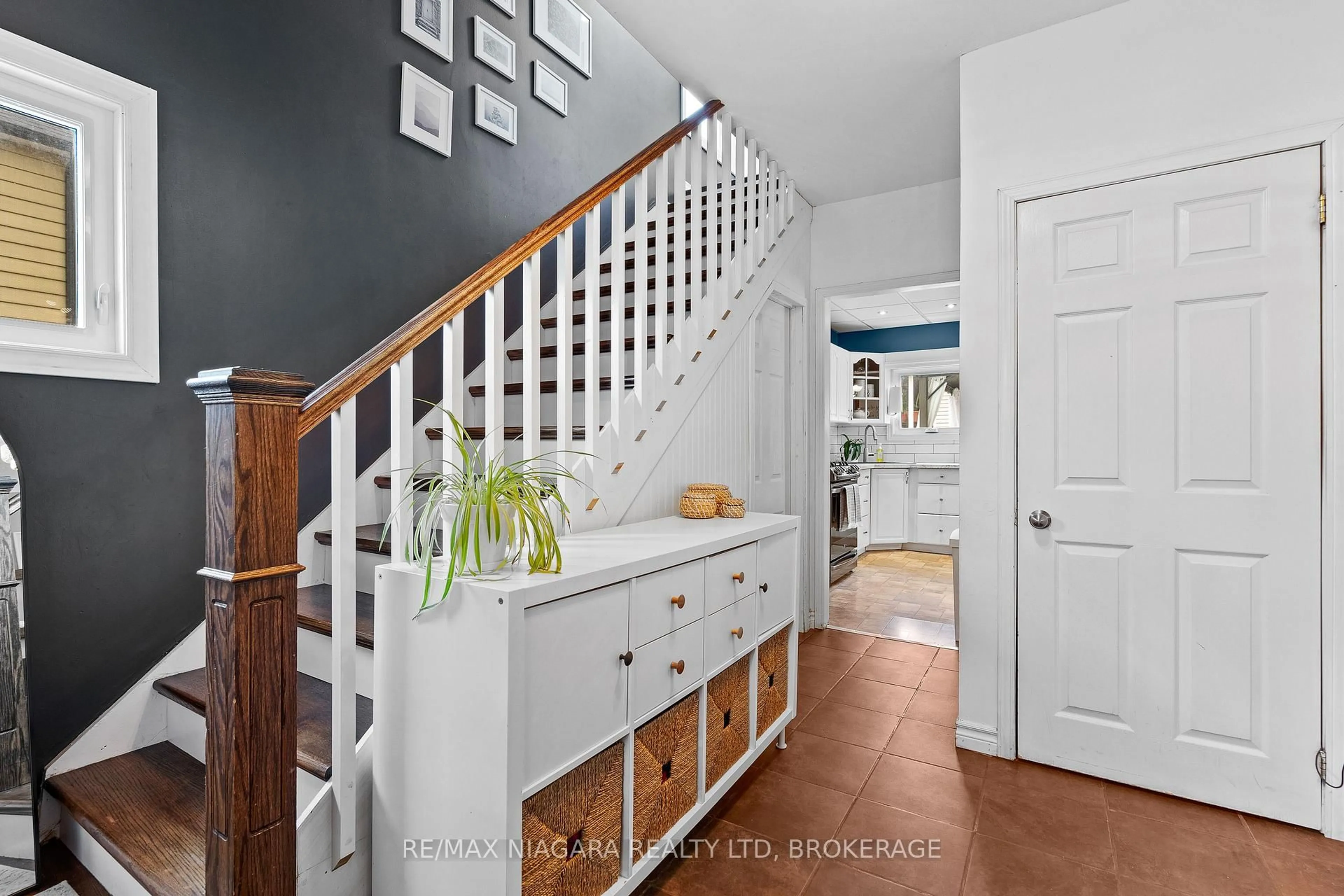 Indoor entryway for 31 Kennedy St, Welland Ontario L3B 3R7