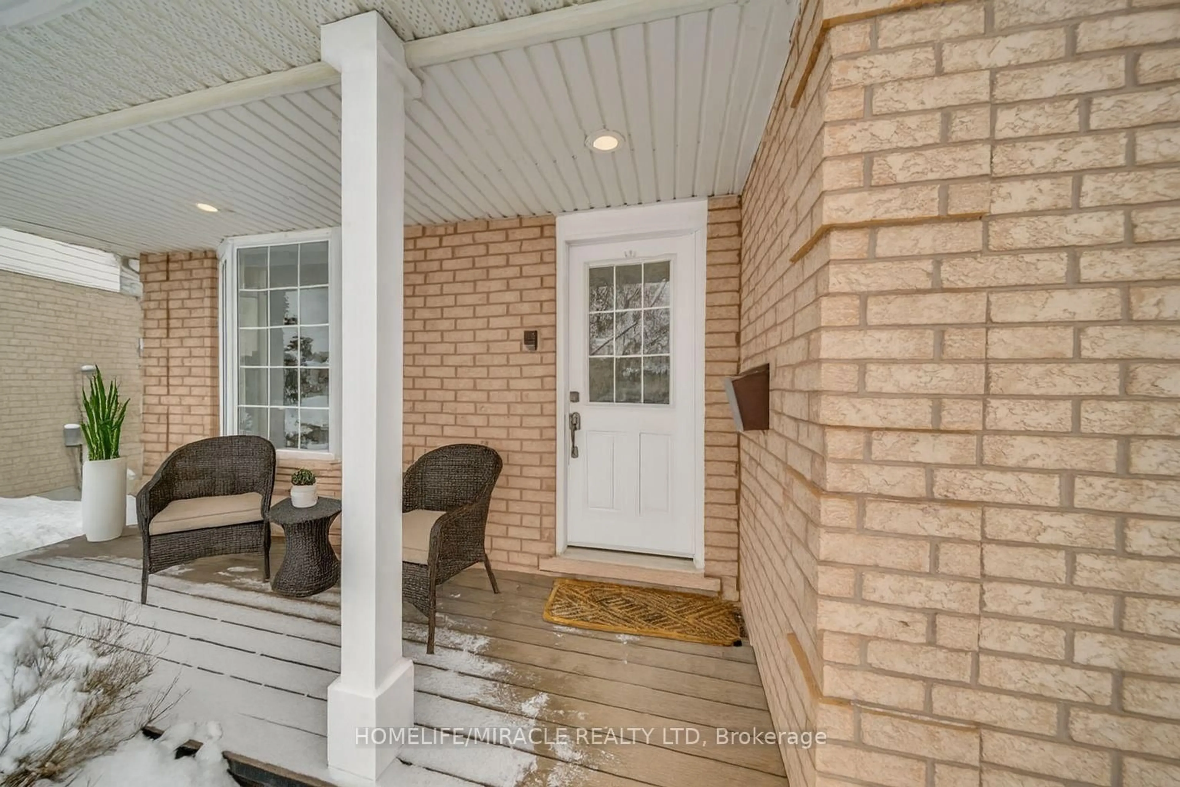 Indoor entryway for 114 Glencliffe Crt, Kitchener Ontario N2B 3X1