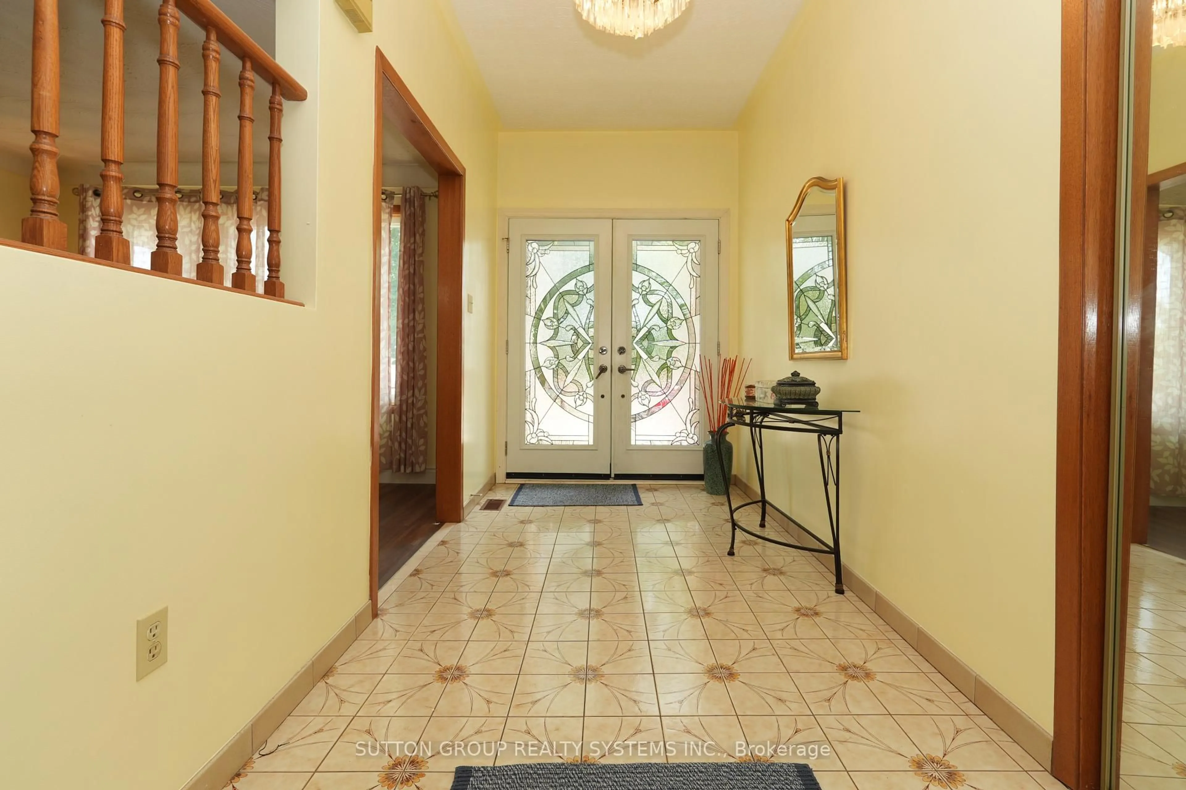 Indoor foyer for 101 Henley Dr, Hamilton Ontario L8E 4M3