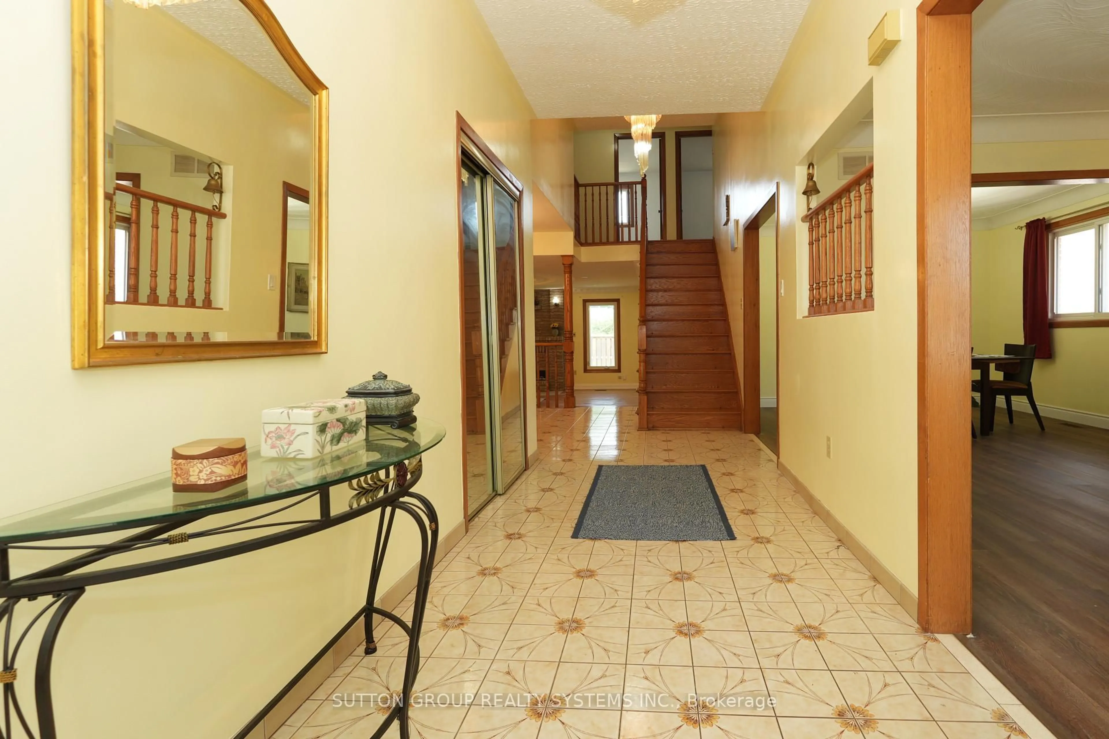 Indoor foyer for 101 Henley Dr, Hamilton Ontario L8E 4M3