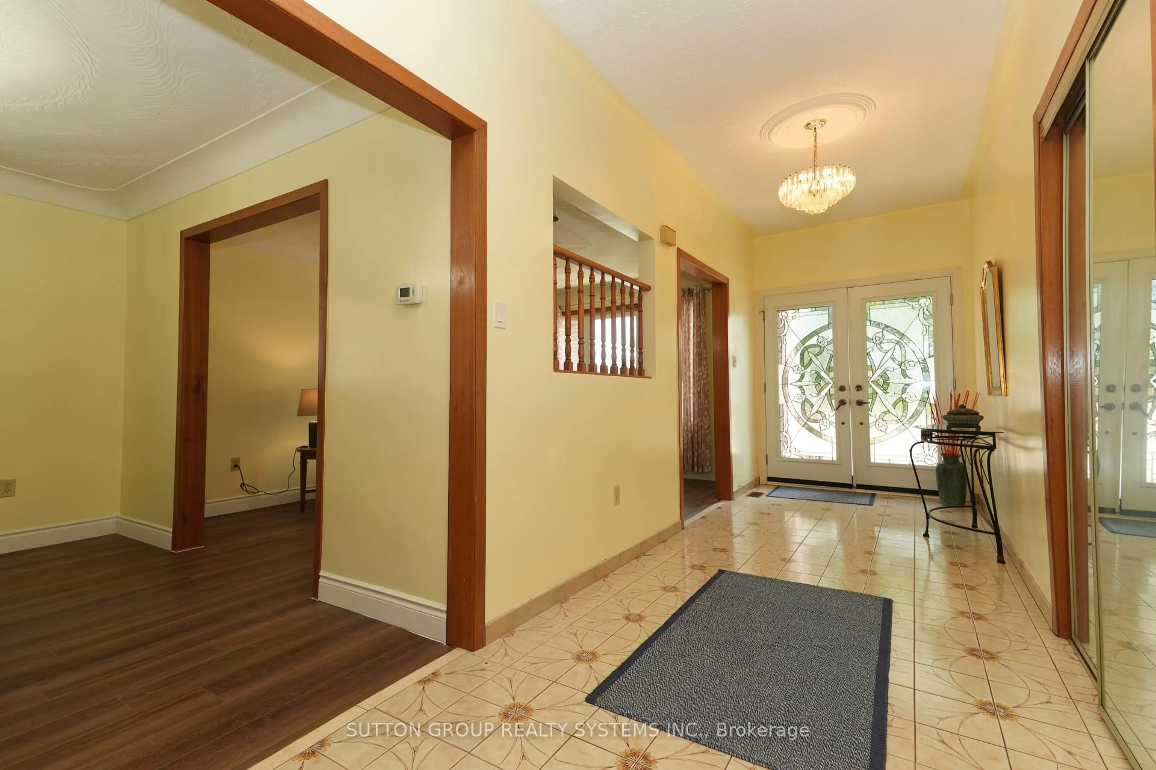 Indoor entryway for 101 Henley Dr, Hamilton Ontario L8E 4M3