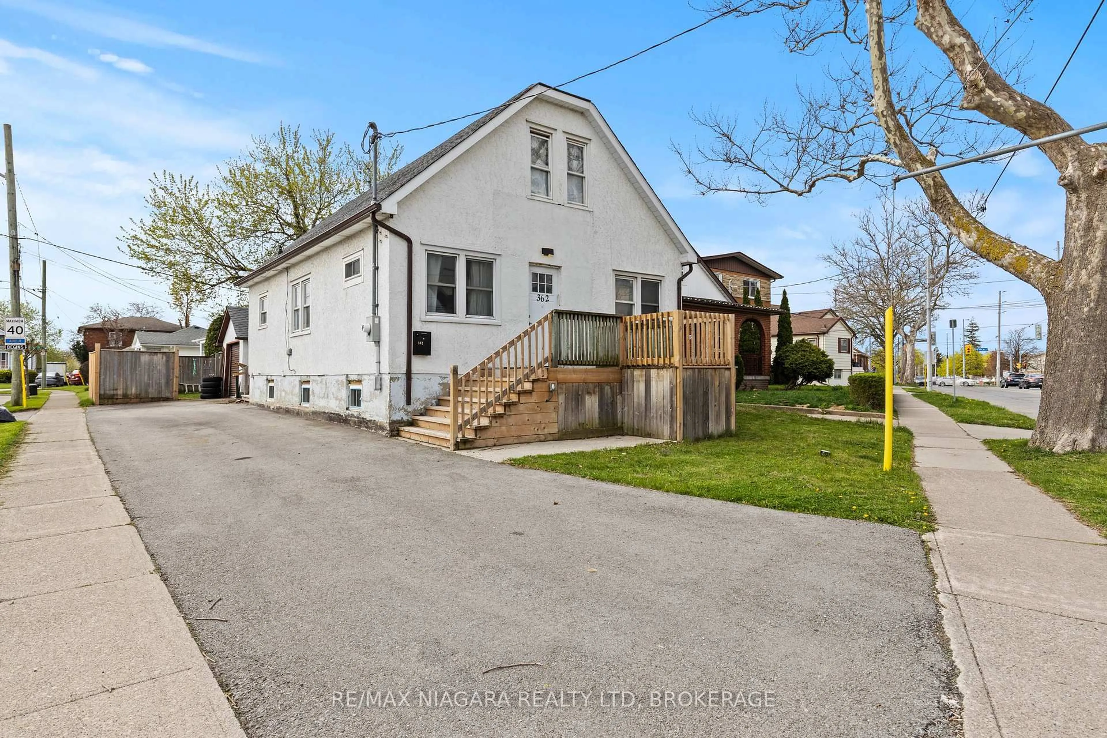 A pic from outside/outdoor area/front of a property/back of a property/a pic from drone, street for 362 CARLTON St, St. Catharines Ontario L2M 4W5