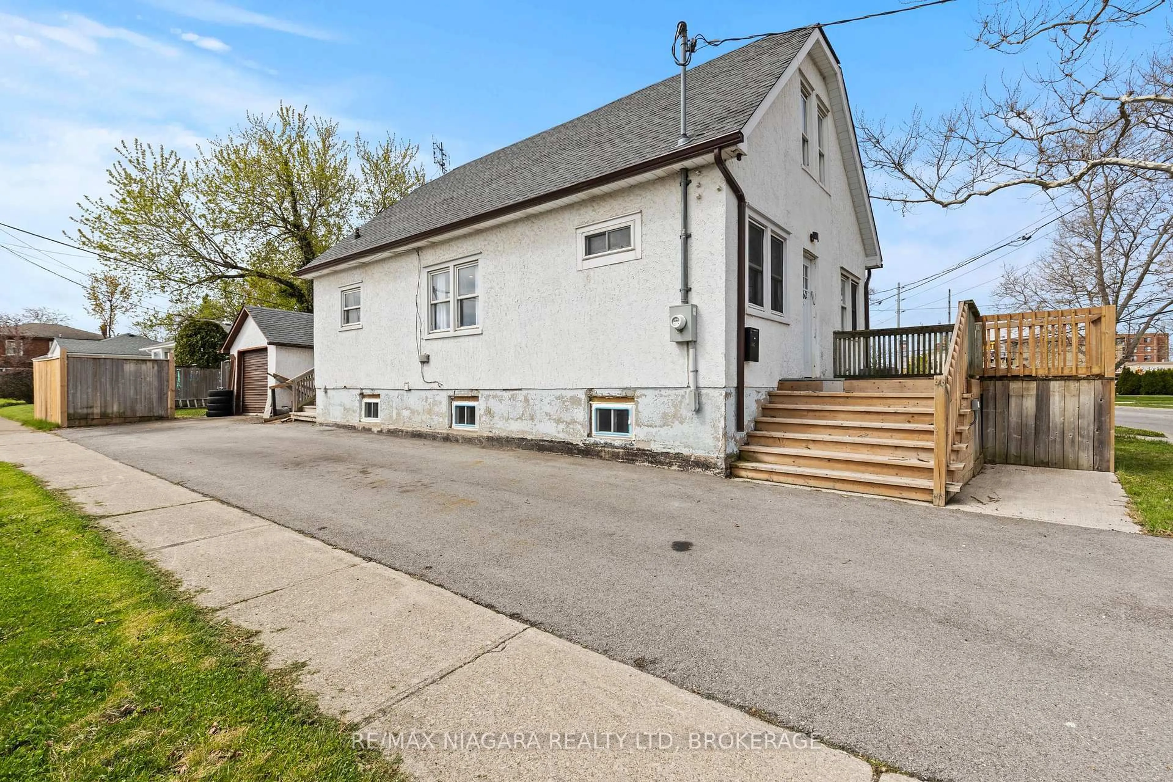 A pic from outside/outdoor area/front of a property/back of a property/a pic from drone, street for 362 CARLTON St, St. Catharines Ontario L2M 4W5