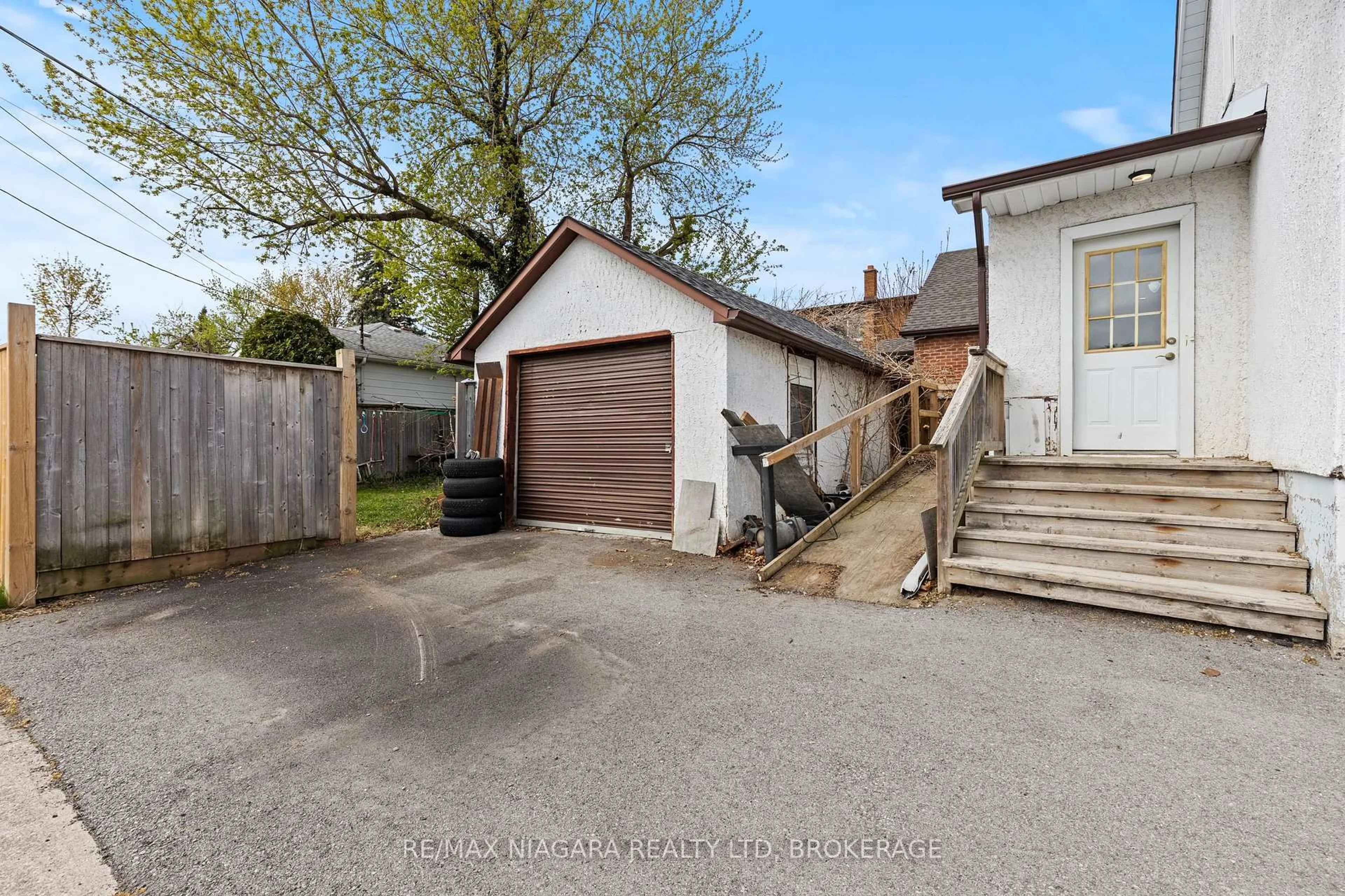 A pic from outside/outdoor area/front of a property/back of a property/a pic from drone, street for 362 CARLTON St, St. Catharines Ontario L2M 4W5
