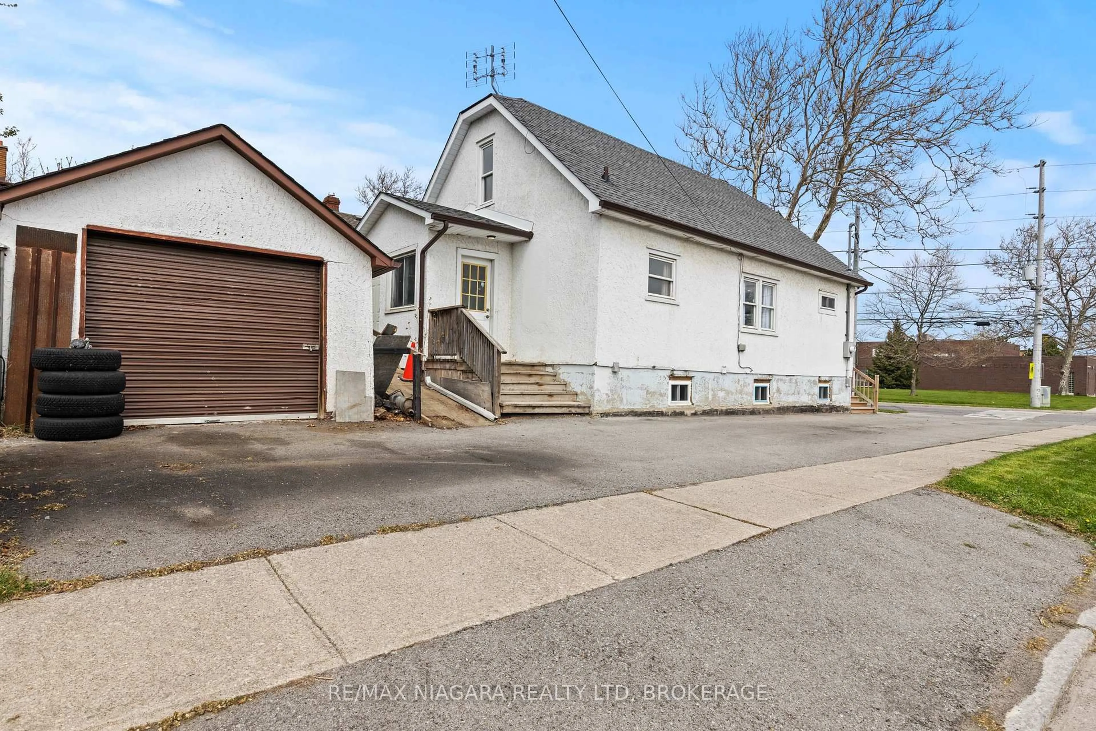 A pic from outside/outdoor area/front of a property/back of a property/a pic from drone, street for 362 CARLTON St, St. Catharines Ontario L2M 4W5