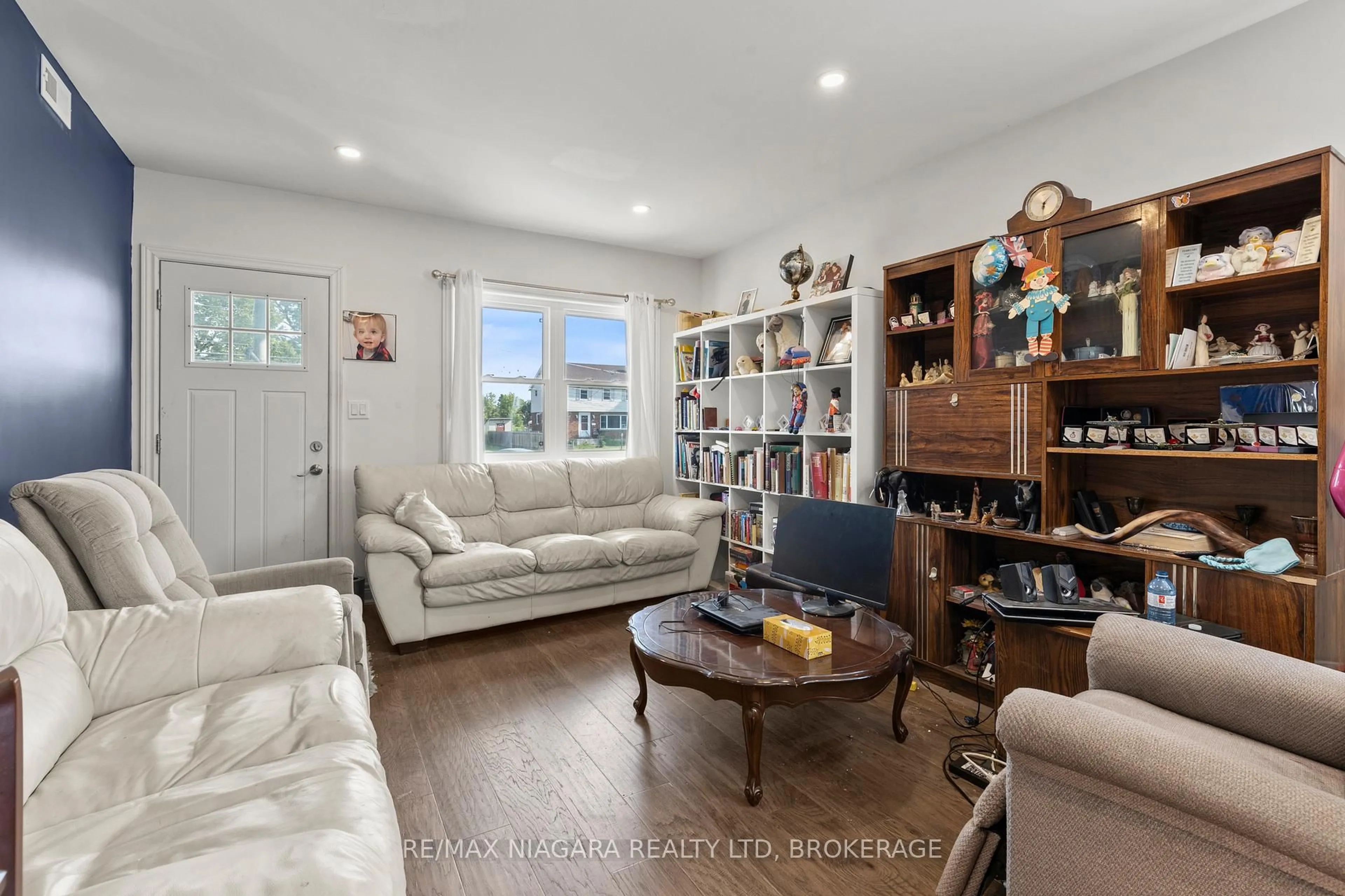 Living room with furniture, unknown for 362 CARLTON St, St. Catharines Ontario L2M 4W5