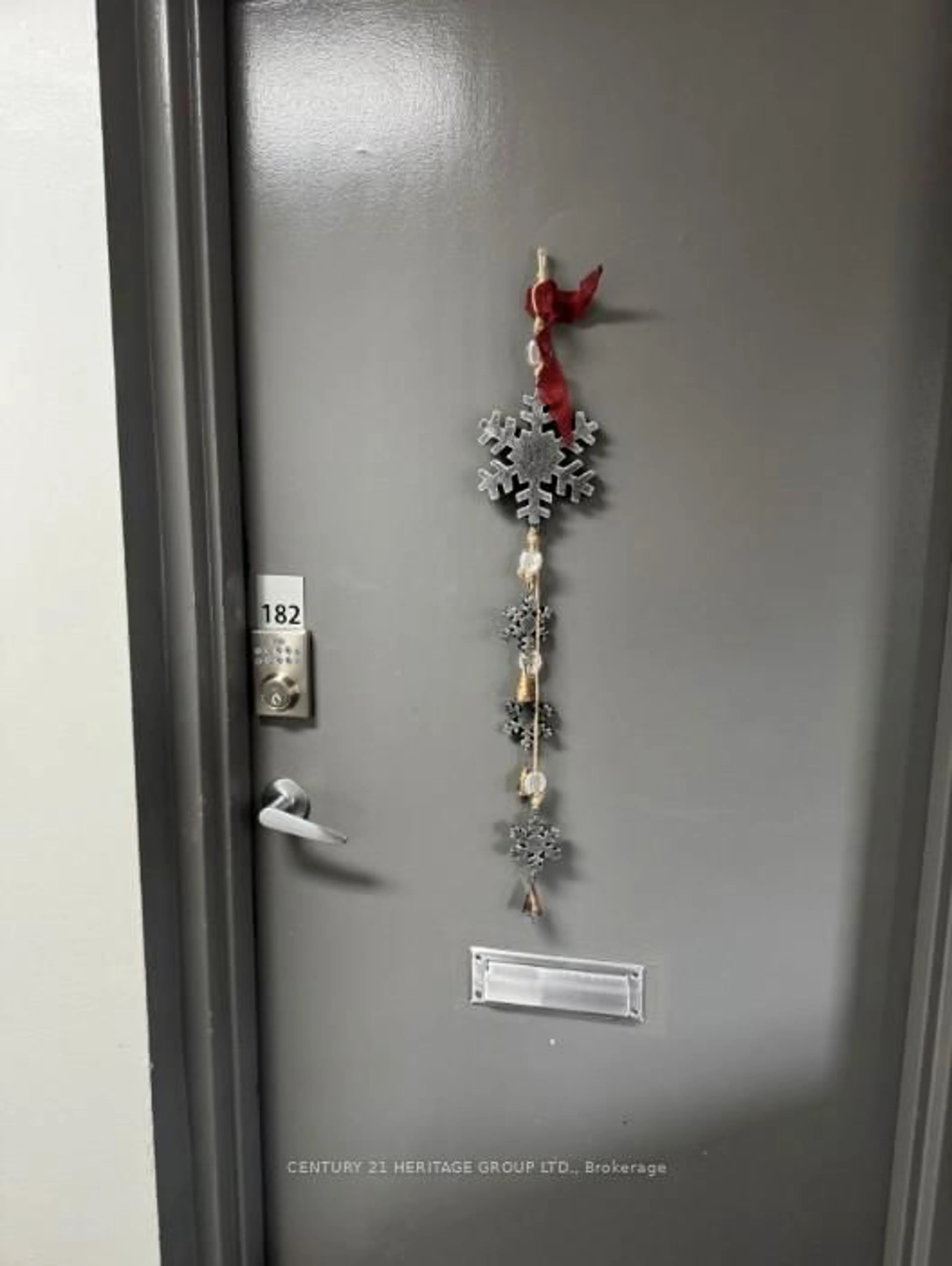 Indoor entryway for 17 Old Pine Tr #182, St. Catharines Ontario L2M 6P9