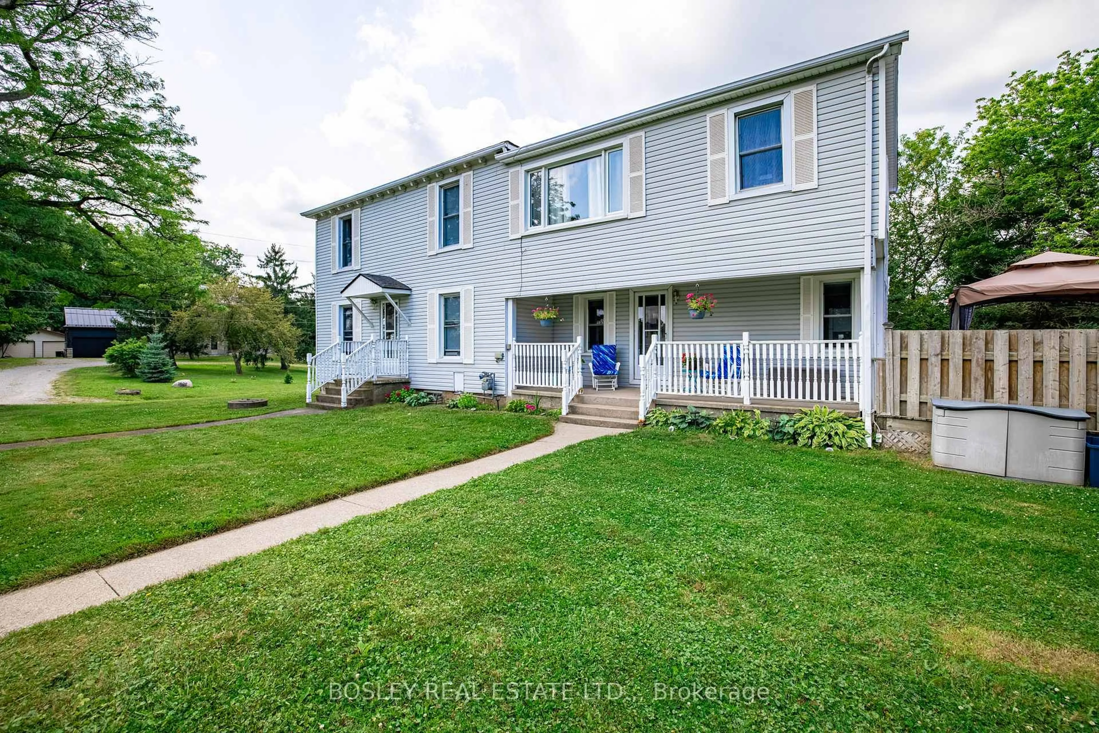 Home with vinyl exterior material, street for 1609 Eighth Ave, St. Catharines Ontario L2R 6P7