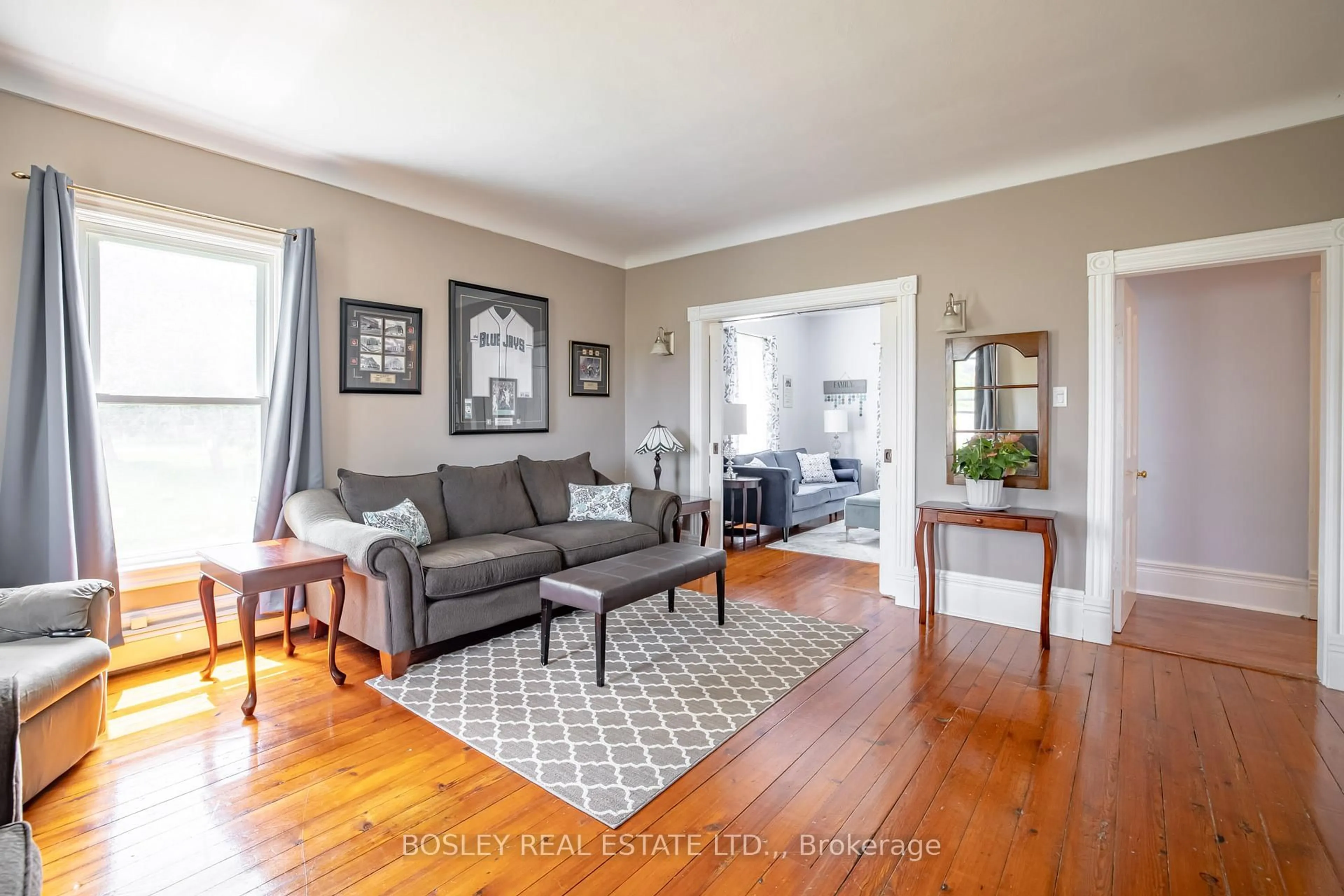 Living room with furniture, unknown for 1609 Eighth Ave, St. Catharines Ontario L2R 6P7