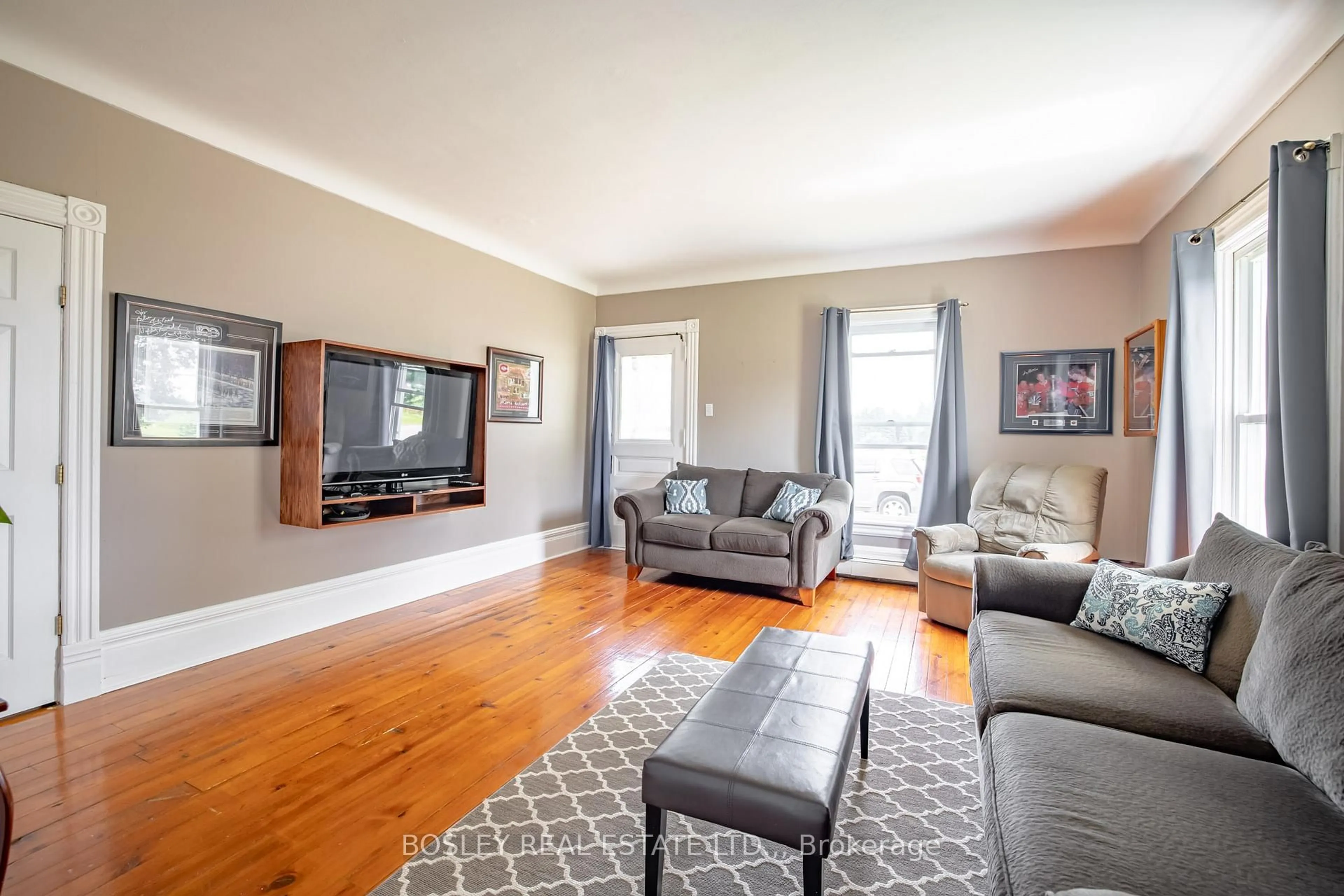 Living room with furniture, unknown for 1609 Eighth Ave, St. Catharines Ontario L2R 6P7