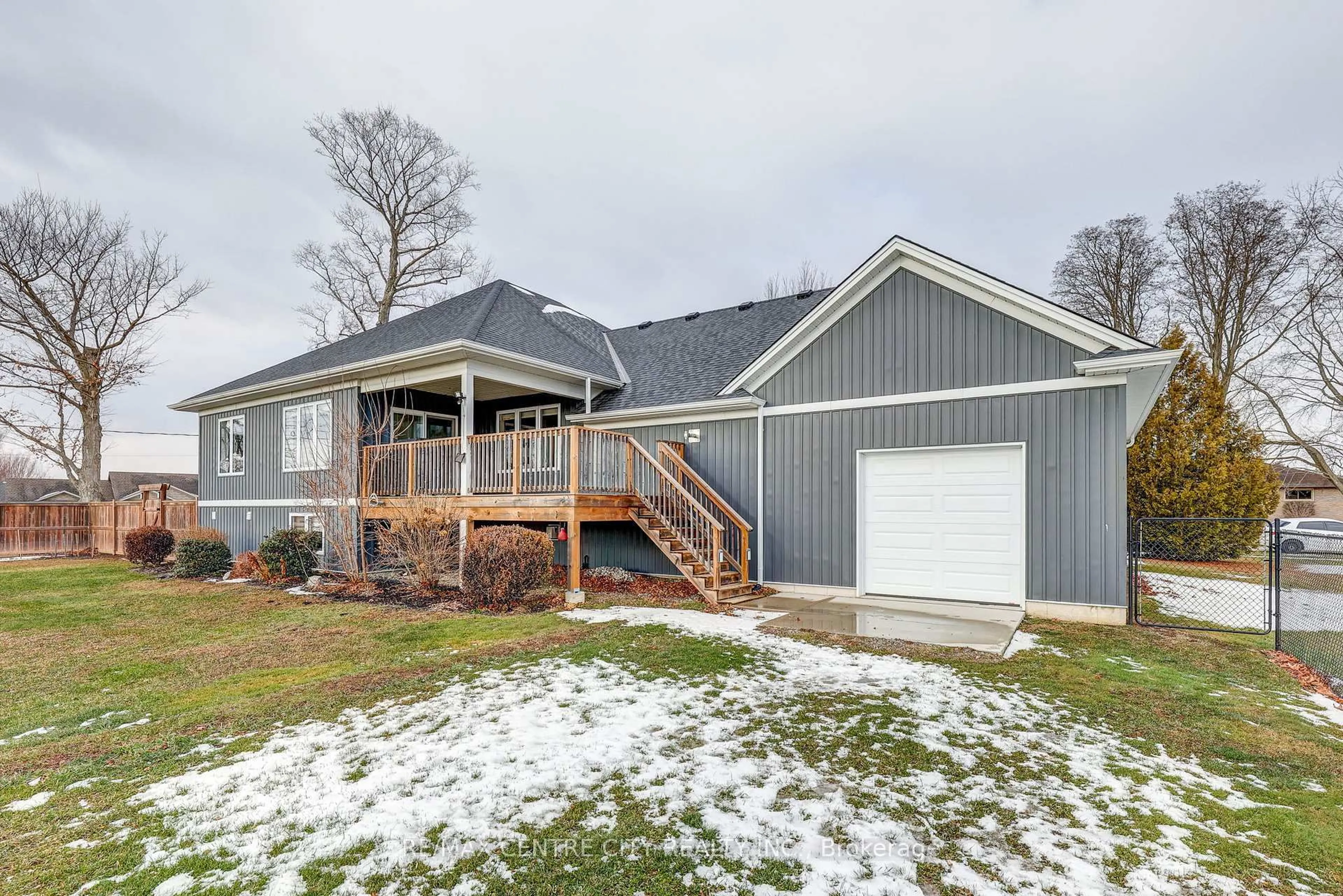 Home with vinyl exterior material, unknown for 27 Ann St, Bayham Ontario N0J 1Z0