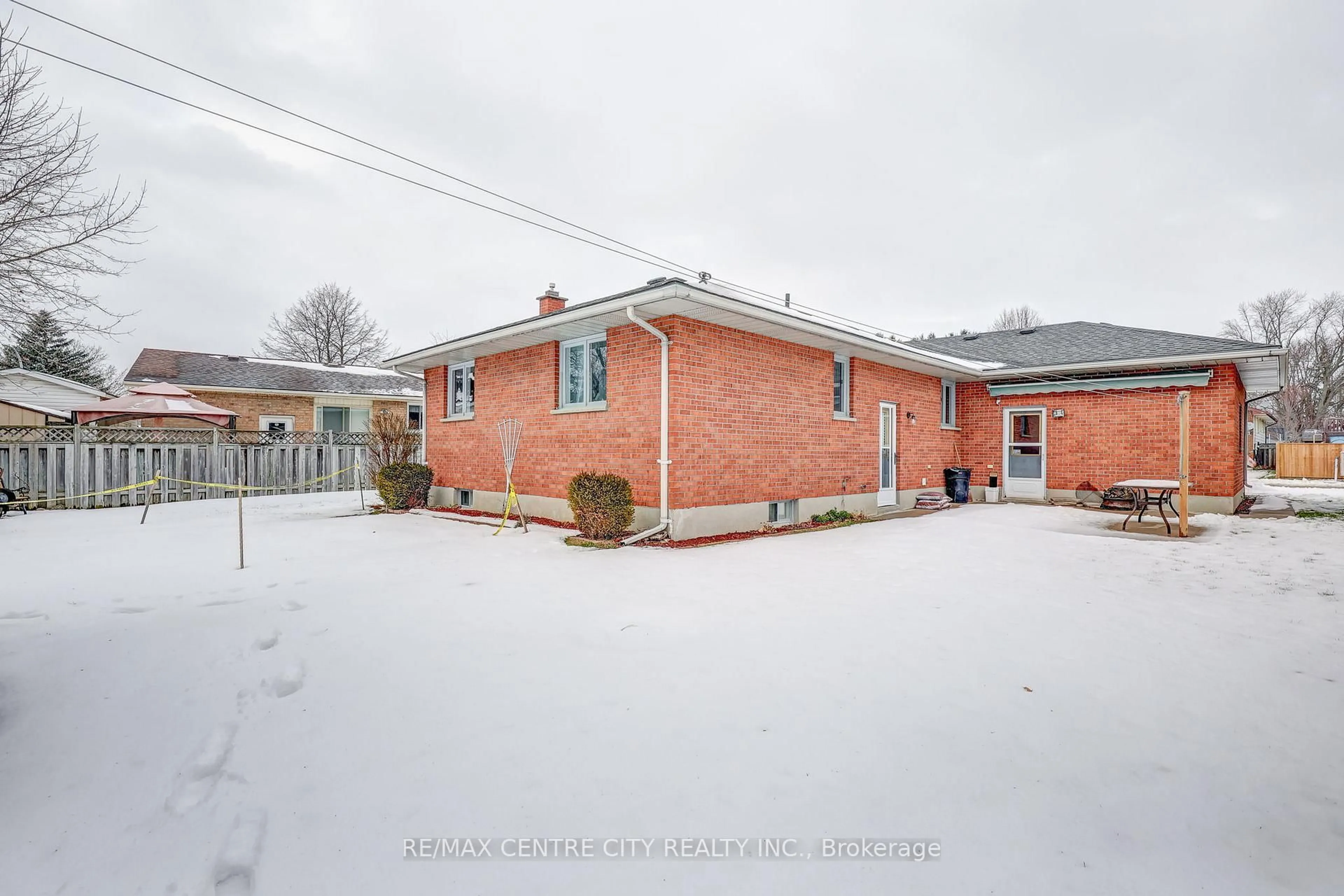 A pic from outside/outdoor area/front of a property/back of a property/a pic from drone, street for 95 Dufferin St, Aylmer Ontario N5H 2L9