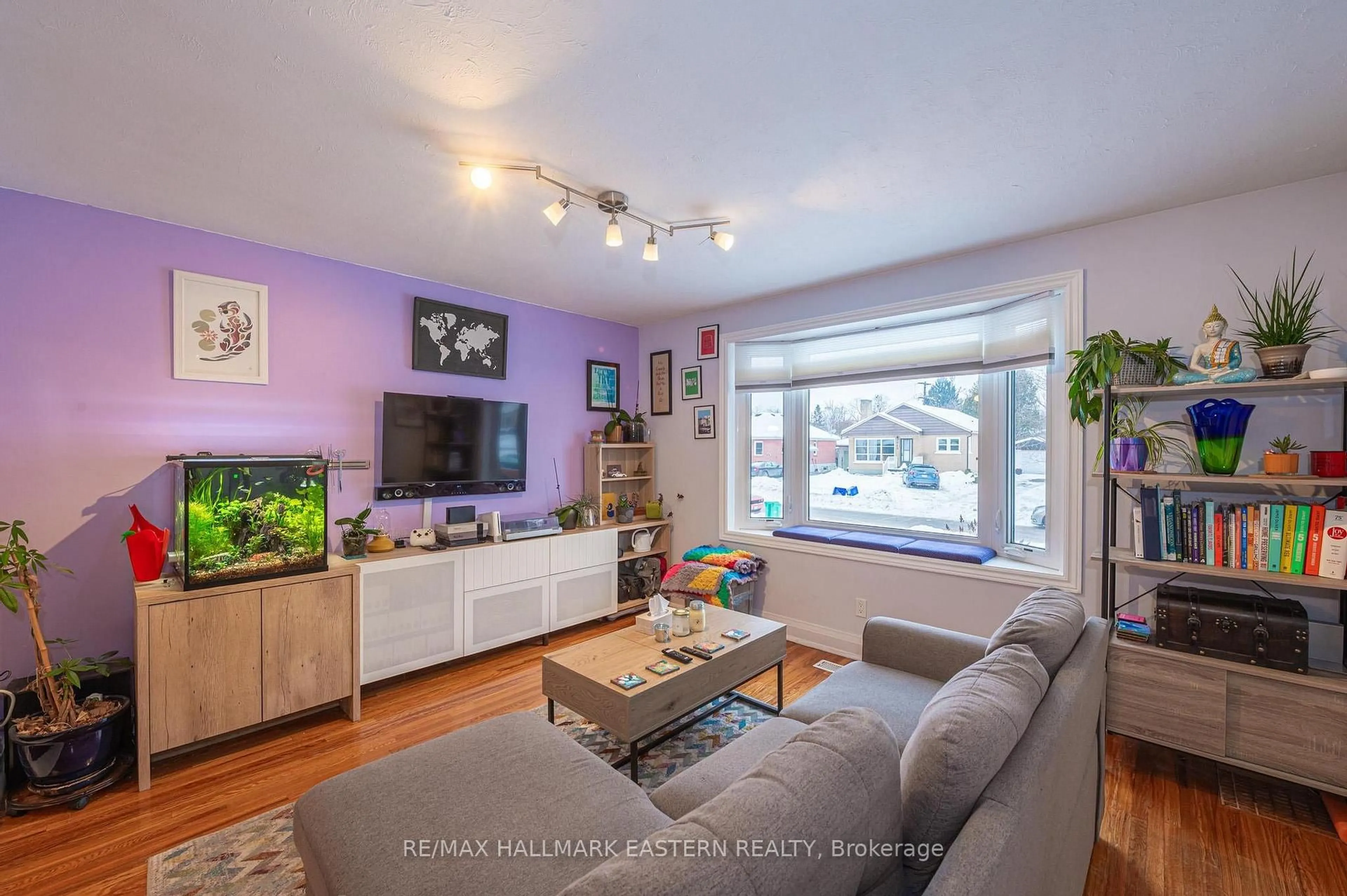 Living room with furniture, wood/laminate floor for 845 Gilbert St, Peterborough Ontario K9H 6G6