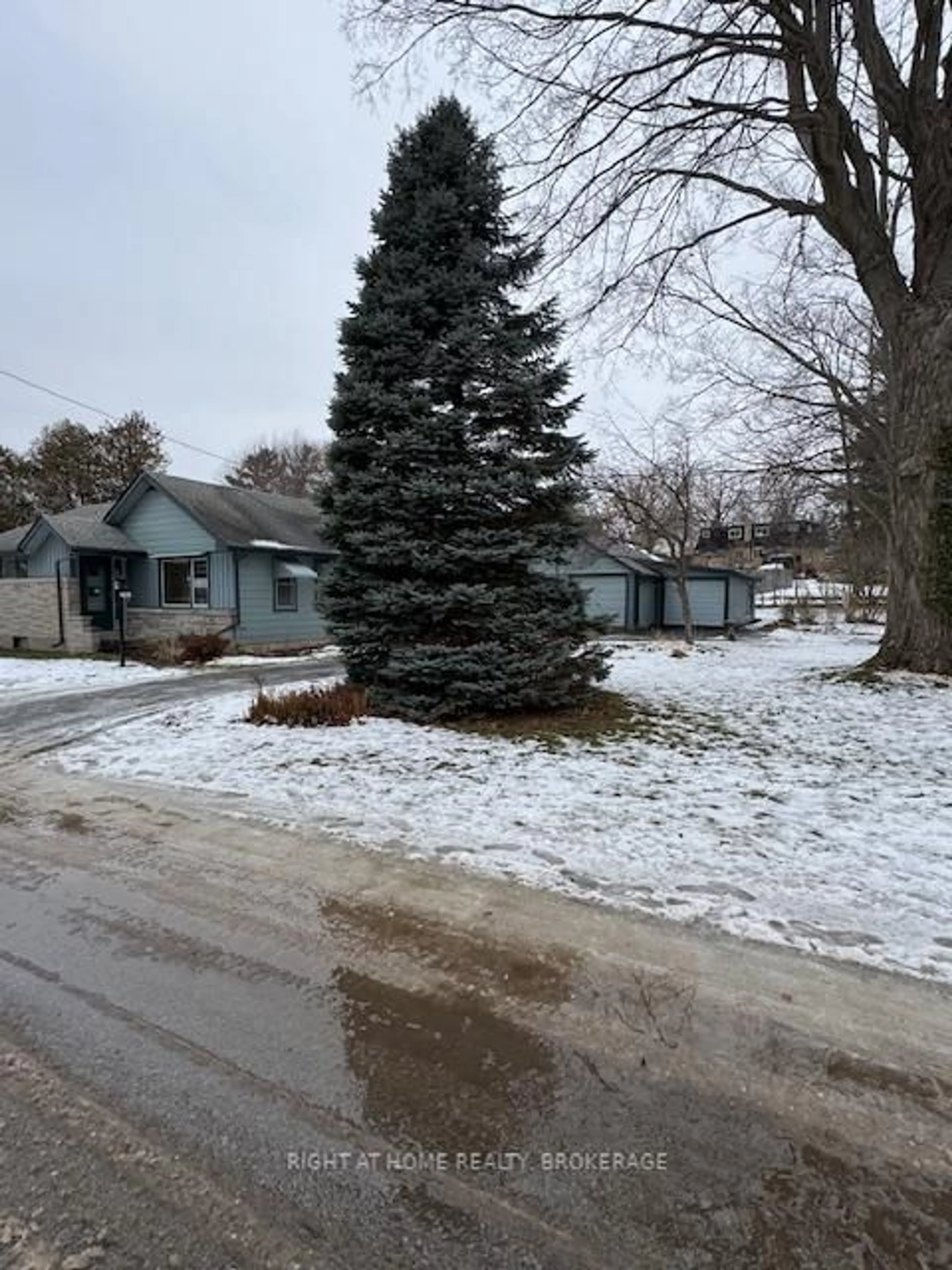 A pic from outside/outdoor area/front of a property/back of a property/a pic from drone, street for 3906 Alexandra Rd, Fort Erie Ontario L0S 1B0