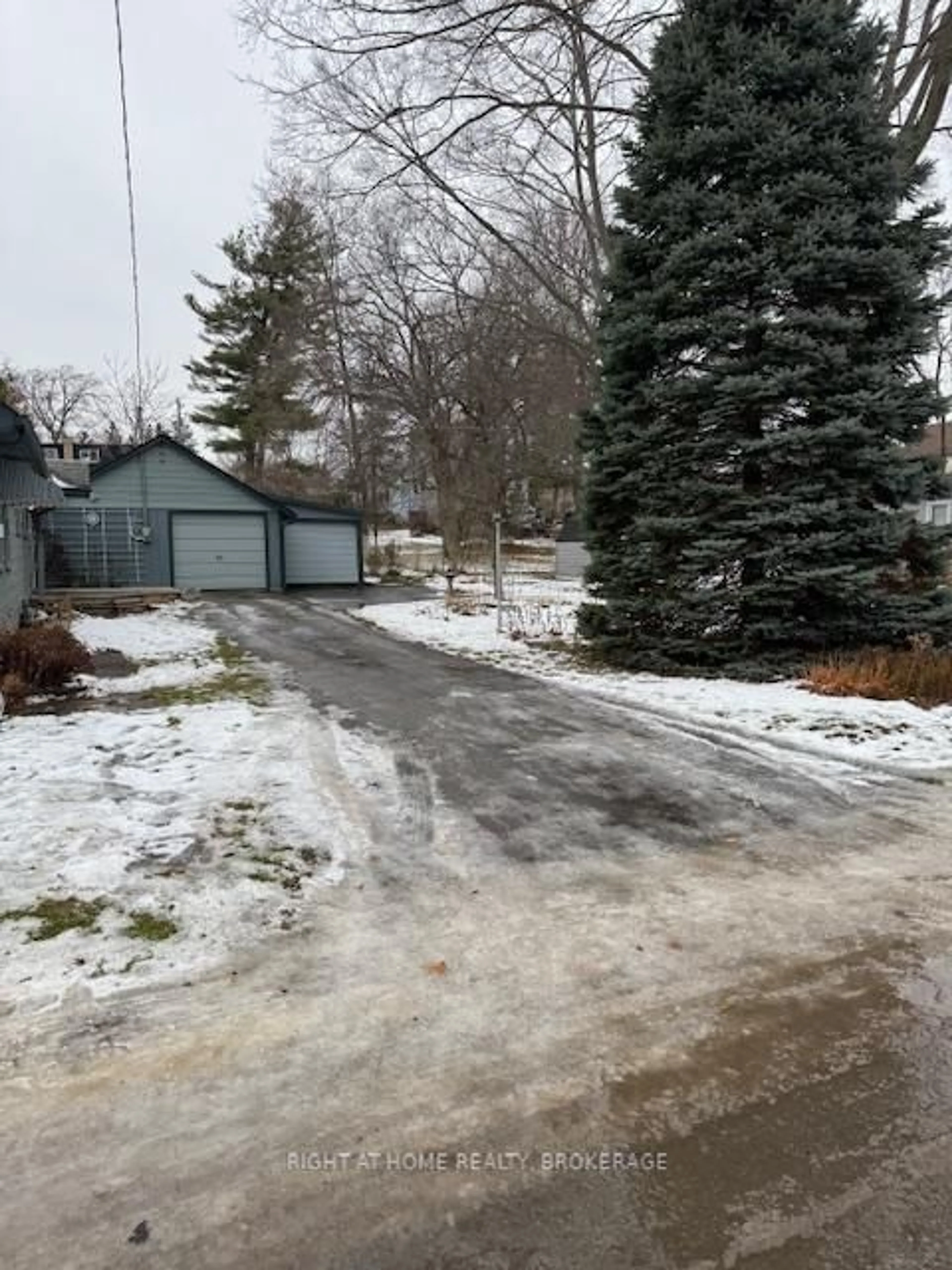 A pic from outside/outdoor area/front of a property/back of a property/a pic from drone, street for 3906 Alexandra Rd, Fort Erie Ontario L0S 1B0