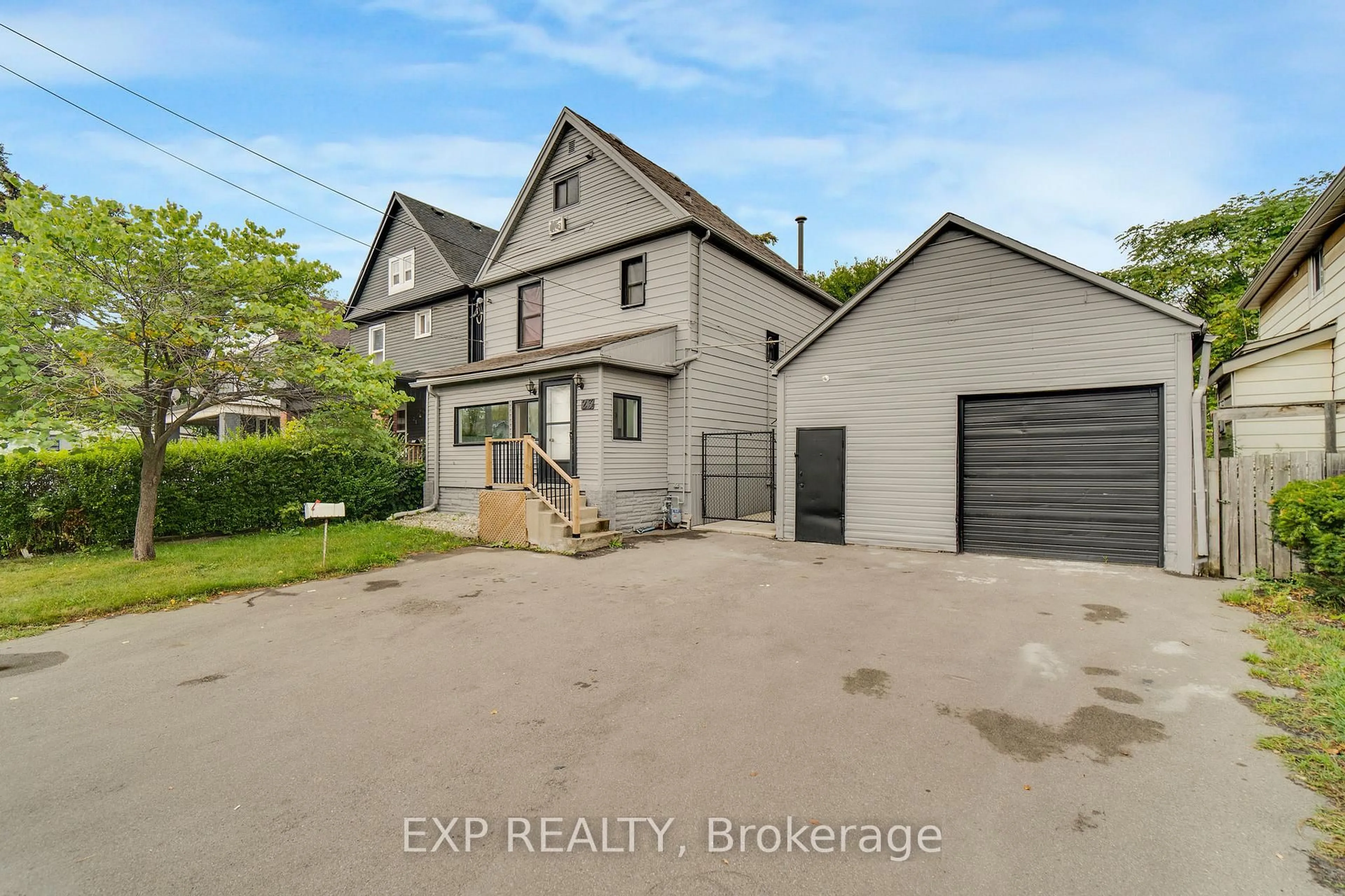 A pic from outside/outdoor area/front of a property/back of a property/a pic from drone, street for 23 Lyndhurst St, Hamilton Ontario L8L 7G9