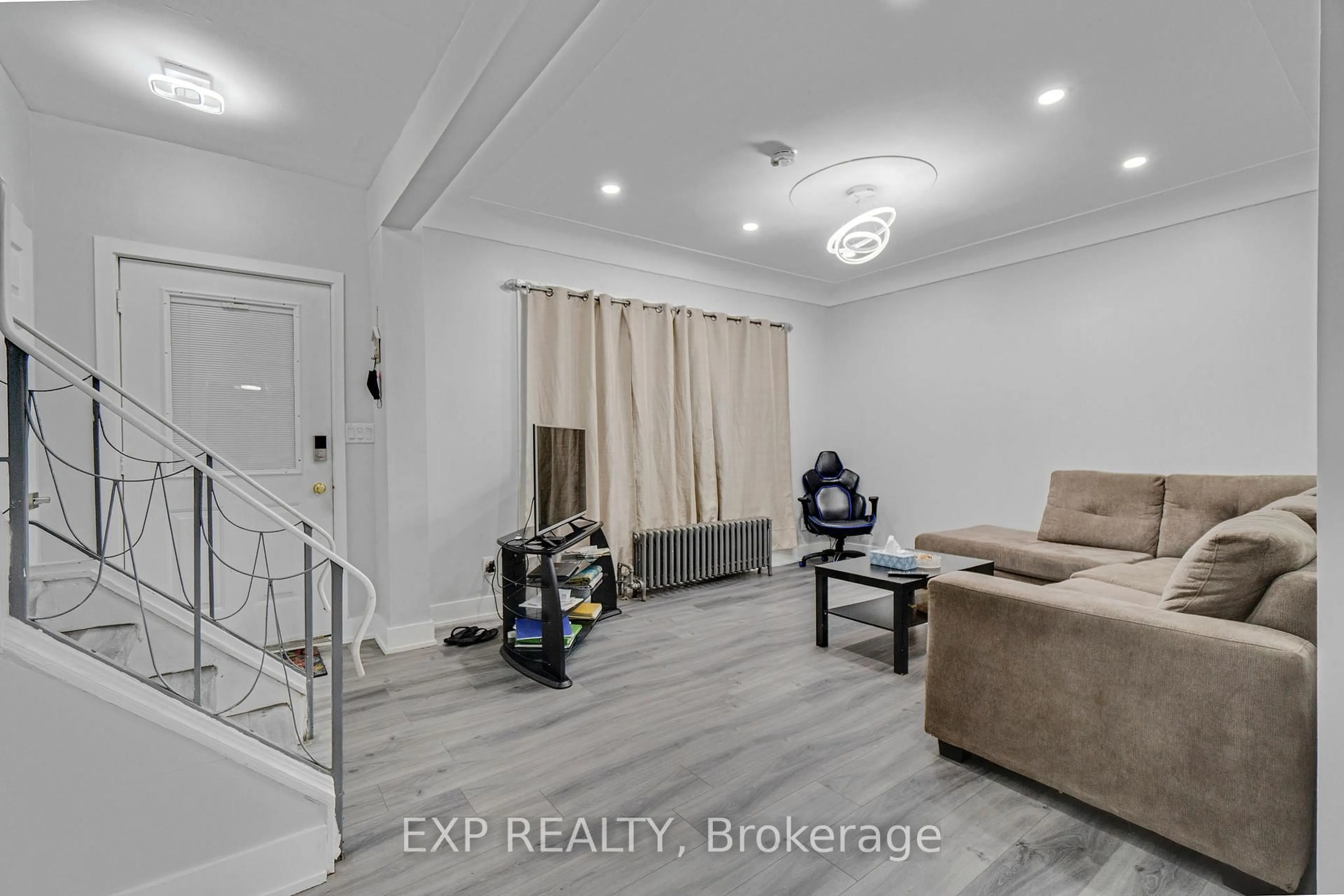 A pic of a room for 23 Lyndhurst St, Hamilton Ontario L8L 7G9