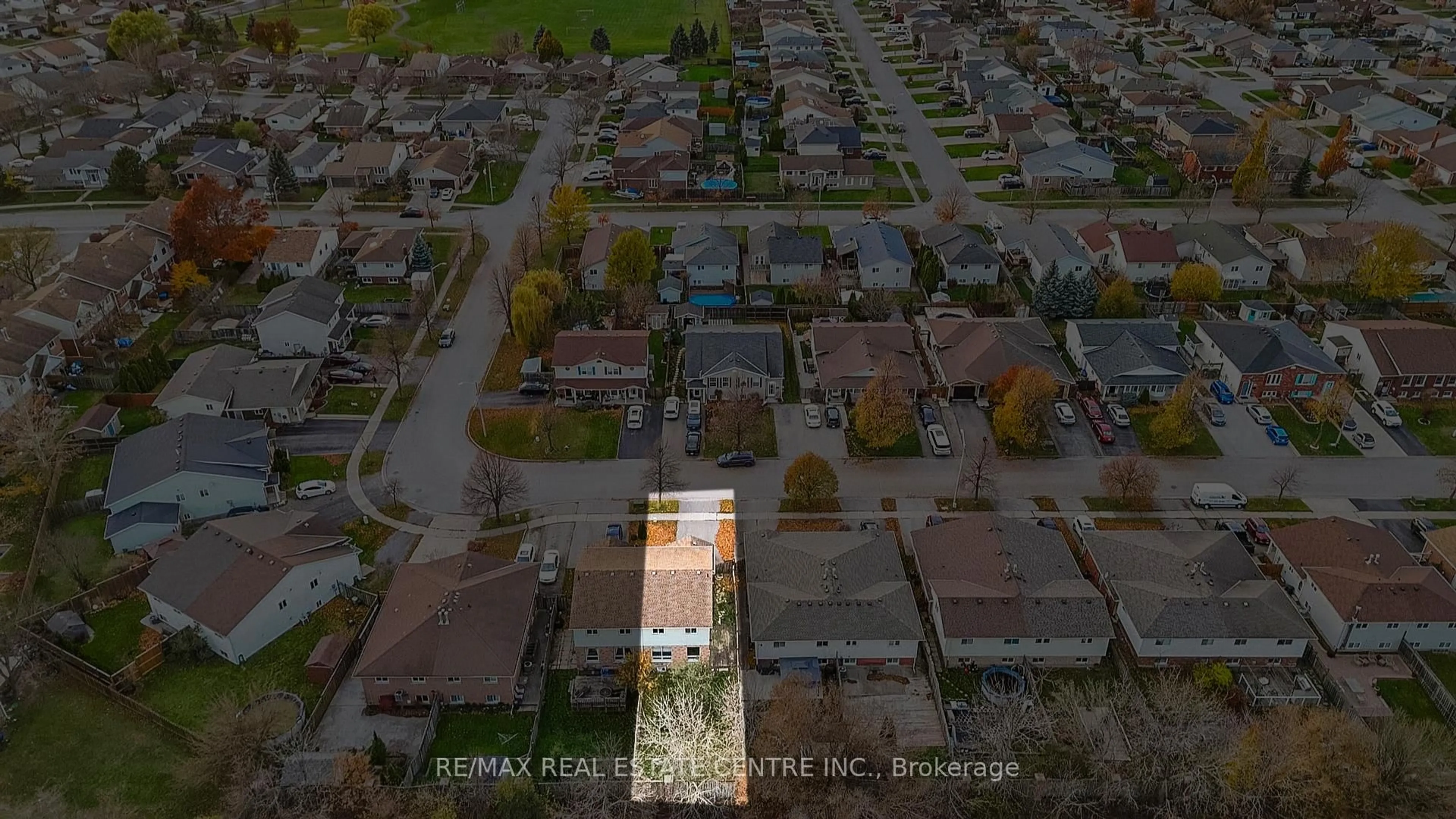 A pic from outside/outdoor area/front of a property/back of a property/a pic from drone, street for 4944 WINDGATE Dr, Niagara Falls Ontario L2H 2Z7